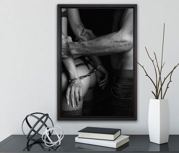 Pixxprint Leinwandbild Sexy Frau in Handschellen, Wanddekoration (1 St), Leinwandbild fertig bespannt, in einem Schattenfugen-Bilderrahmen gefasst, inkl. Zackenaufhänger