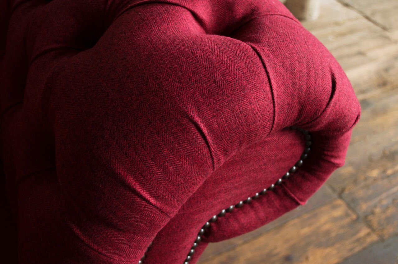 Rückenlehne Knöpfen. Polster Textil mit Die Chesterfield-Sofa Couch Holz Dreisitzer, JVmoebel Wohnlandschaft Sofa Sitzer 3