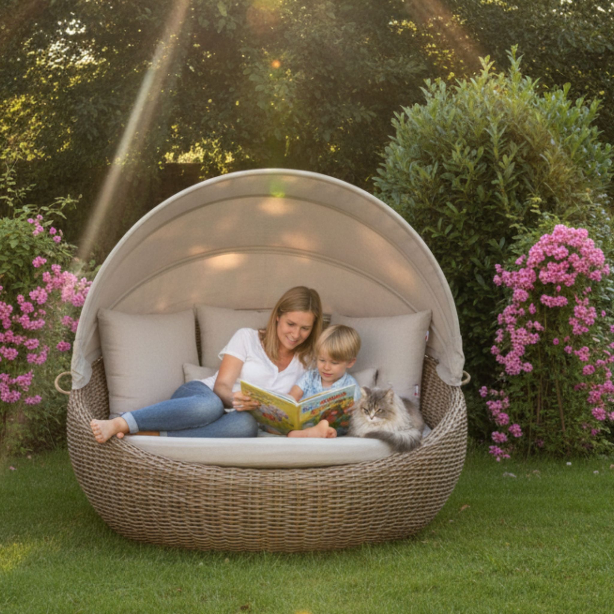 MR.DEKO Sonneninsel Marano Gartenlounge-Set aus Rattan 170cm beige inkl. Schutzhülle, Gartenmöbel Set mit 170cm Durchmesser, große Liegefläche 1 Teile, UV-beständig inkl. klappbarem Sonnendach, 5 Kissen & Schutzhülle