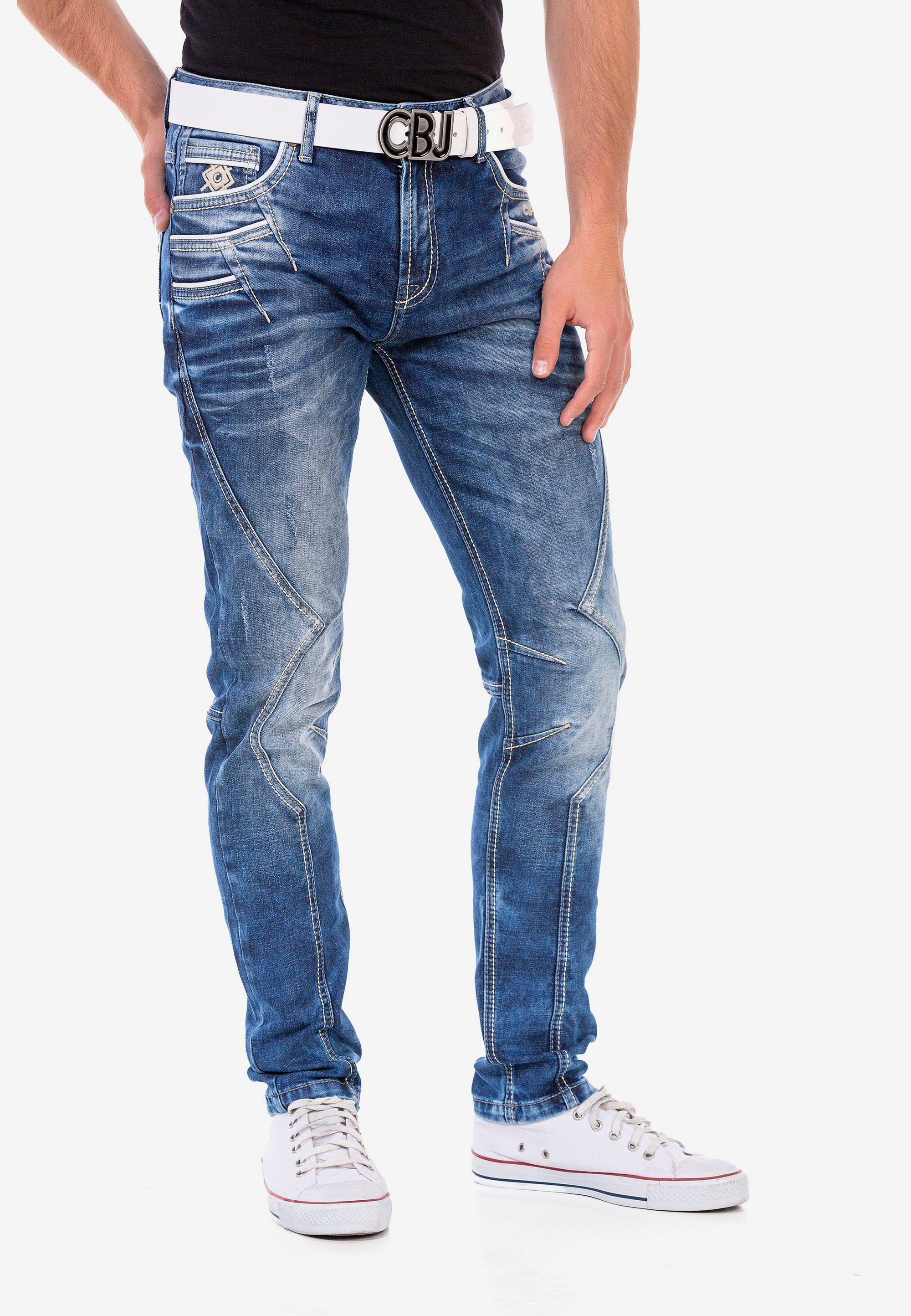 Cipo & Baxx trendigen Straight-Jeans Ziernähten mit