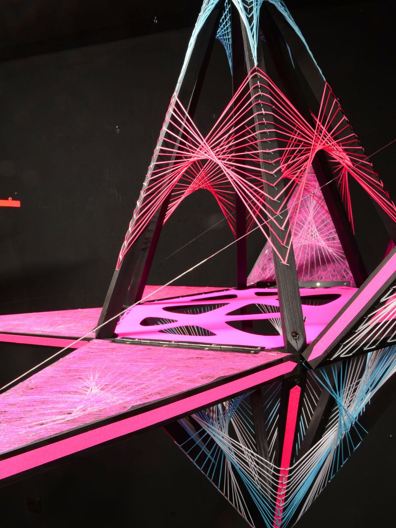 PSYWORK Dekoobjekt Schwarzlicht 3D StringArt Sechseck mit Dreiecken "Pink Shadow", 1,30m, UV-aktiv, leuchtet unter Schwarzlicht | Deko-Objekte