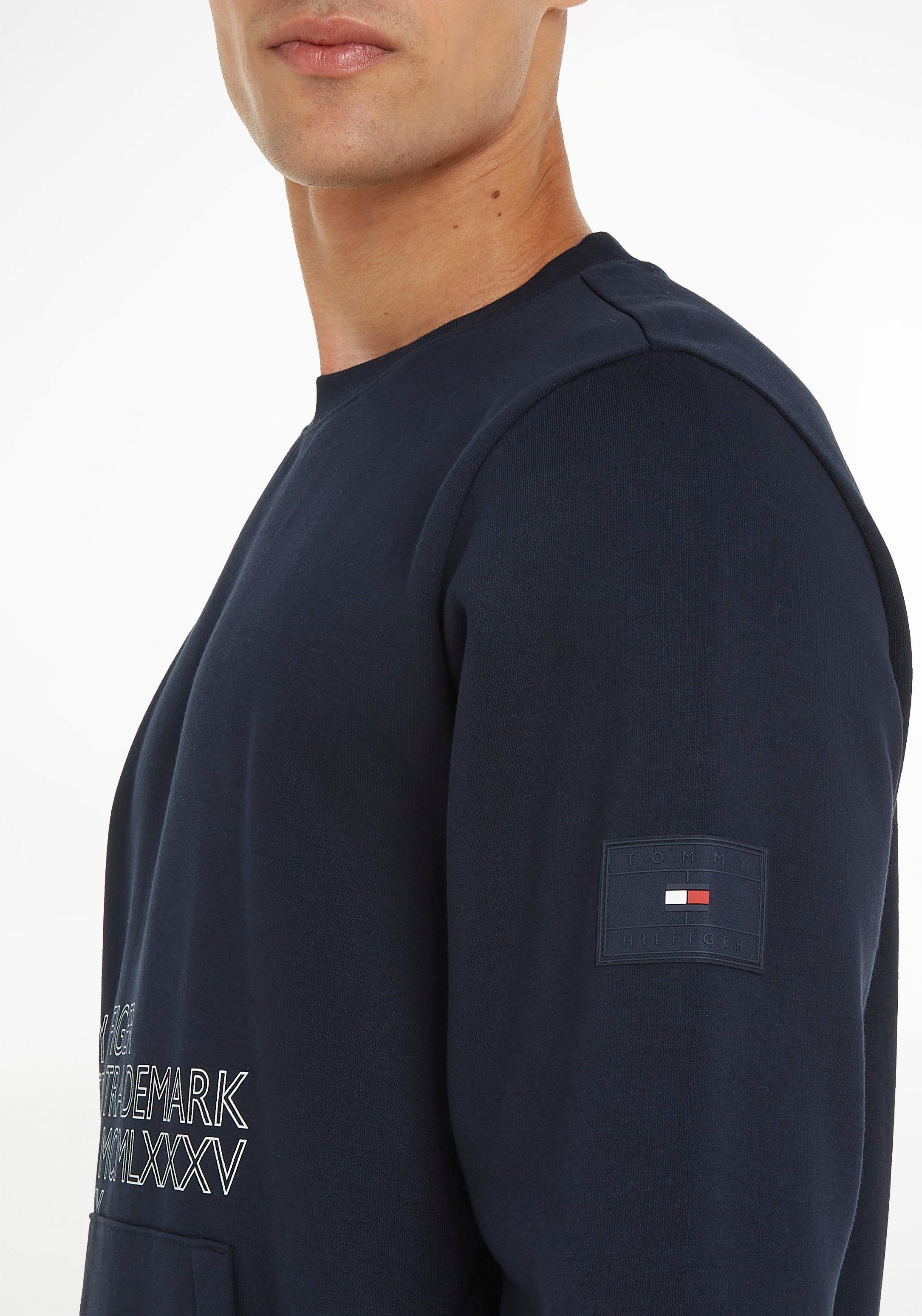 BADGED Tommy Sky Rippbündchen CREWNECK GRAPHIC mit Desert Sweatshirt Hilfiger