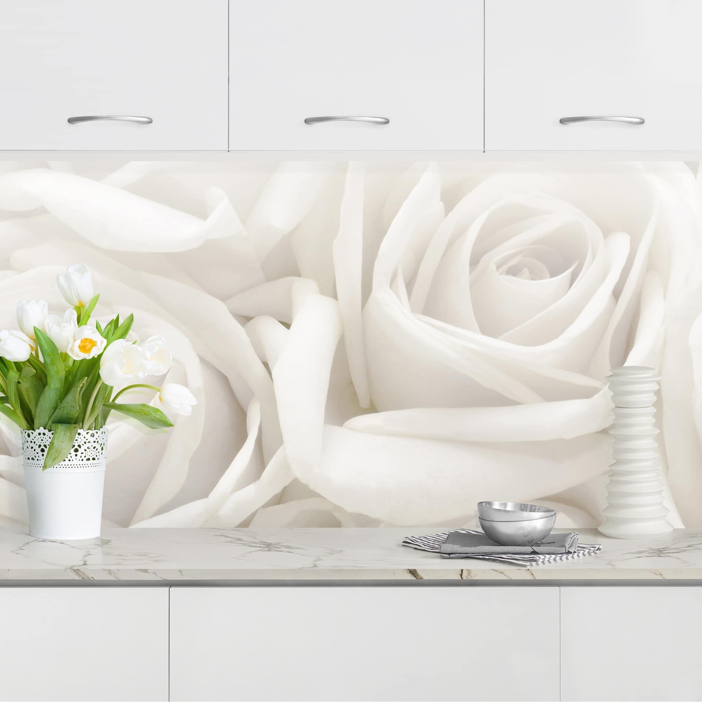 Bilderdepot24 Küchenrückwand weiß dekor Blumen Romantik Wandpaneel Küche Weiße Rosen, (1-tlg., Nischenrückwand - für Fliesenspiegel ohne Bohren - matt), Spritzschutz Rückwand Küche Herd - Folie selbstklebend versch. Größen