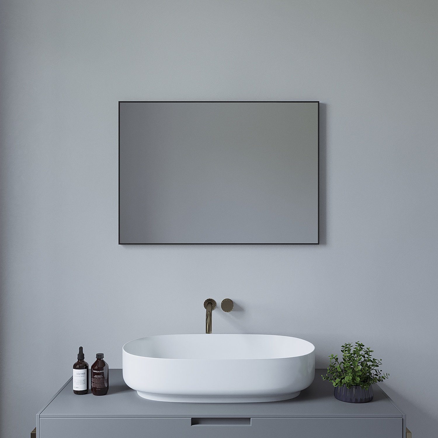 Ein badezimmer mit einem großen spiegel und einem waschbecken mit ablage
