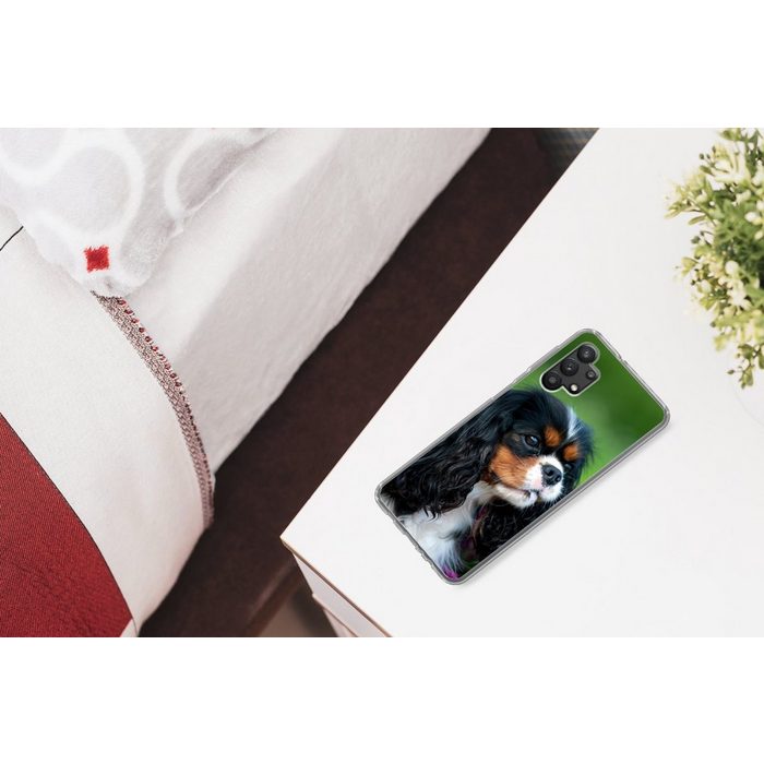 MuchoWow Handyhülle Cavalier King Charles Spaniel mit lila Blumen Handyhülle Samsung Galaxy A32 5G Smartphone-Bumper Print Handy UK10048