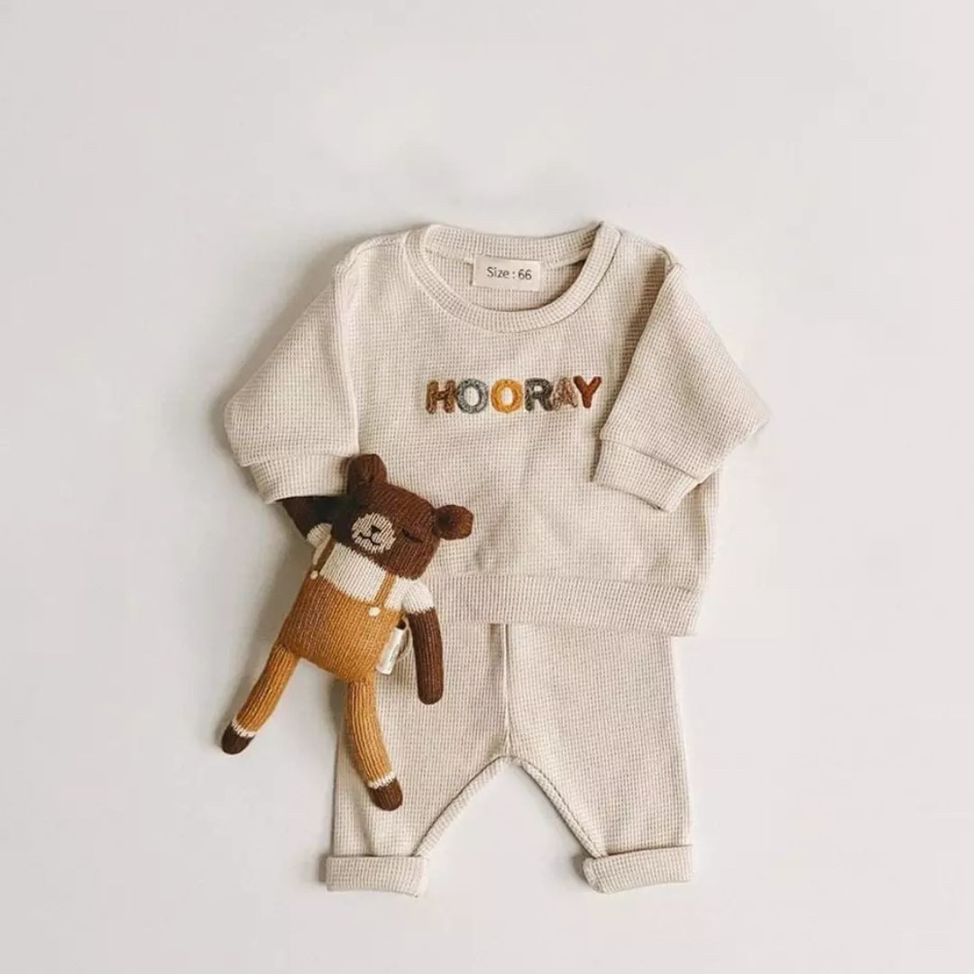 suebidou Freizeitanzug 2 teiliges Outfitset Hose und Sweatshirt Hausanzug Joggingsanzug, witziger Patch Hooray, Waffleoptik
