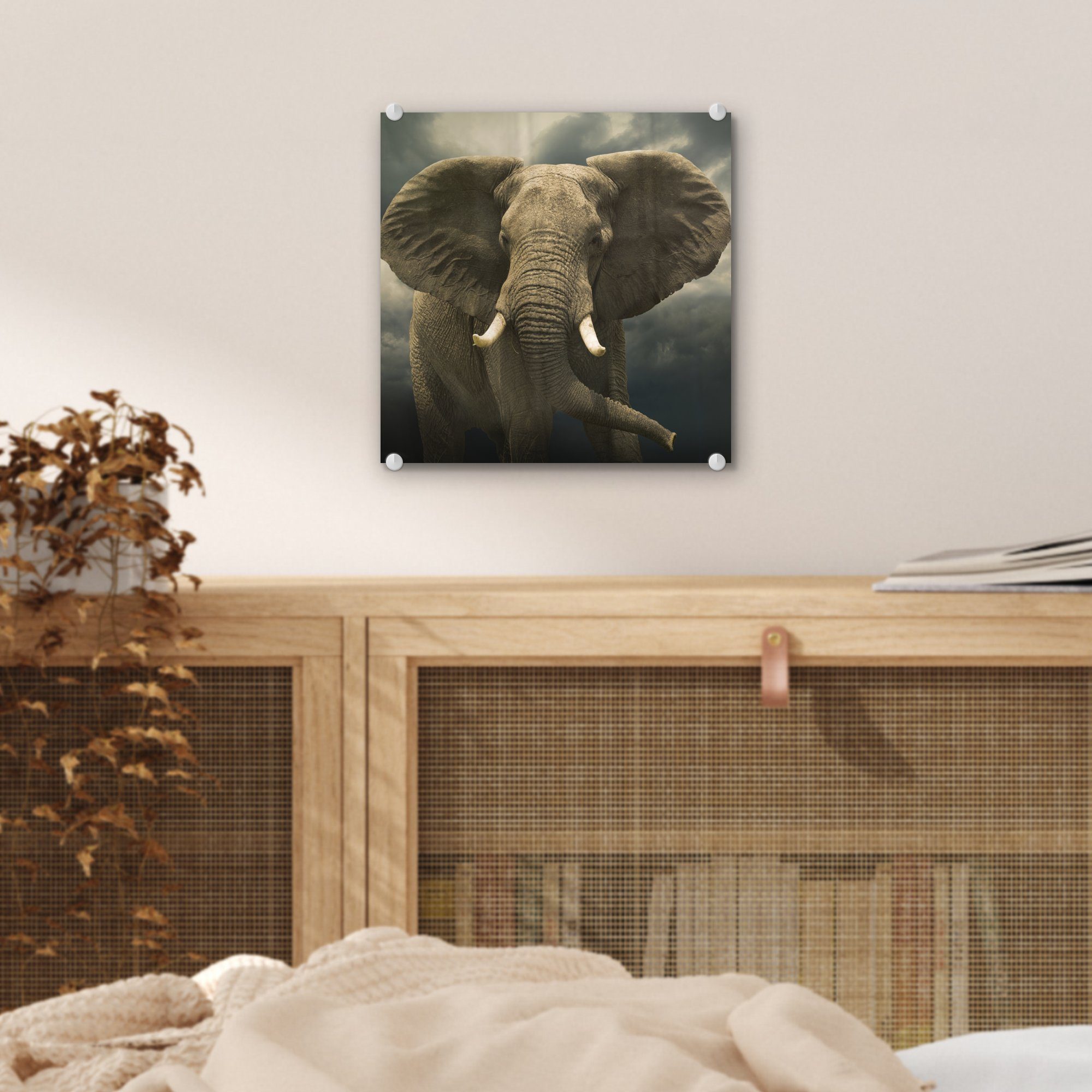 Wandbild gegen bunt St), - Glas auf die Foto Afrikanischer Wolken, auf dunklen Glas - (1 - Acrylglasbild Elefant Bilder Wanddekoration Glasbilder MuchoWow