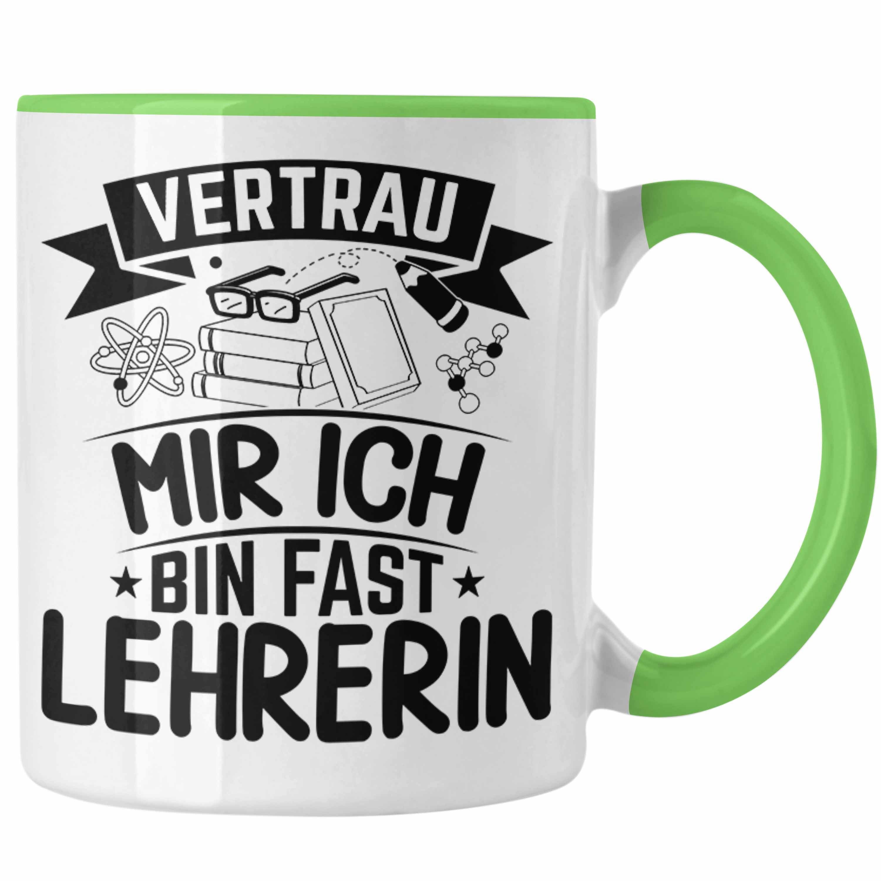 Trendation Tasse Lehrerin Tasse Geschenk Referendariat Vertrau Mir Ich Bin Fast Lehrer Grün