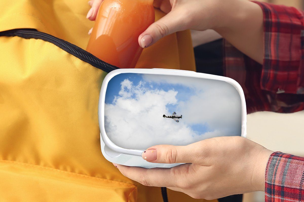 MuchoWow Lunchbox und in Kinder weiß Jungs (2-tlg), bewölkten Brotdose, und für einem Mädchen Erwachsene, Kunststoff, Brotbox Himmel, Spitfire-Flugzeug für