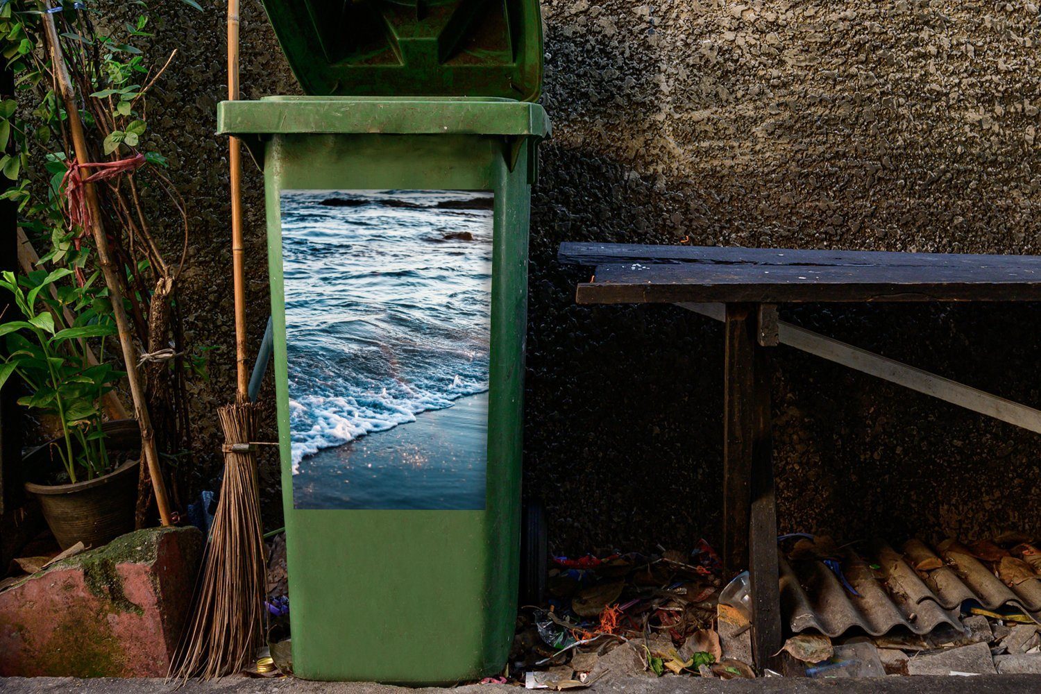 MuchoWow Wandsticker Abfalbehälter Mülleimer-aufkleber, (1 Sticker, - Container, St), Wellen Meer Mülltonne, Strand 