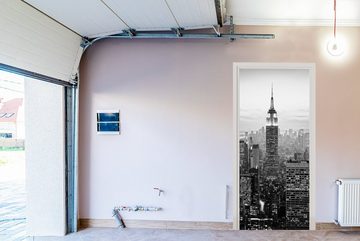 MuchoWow Türtapete New York City Schwarz-Weiß-Fotodruck, Matt, bedruckt, (1 St), Fototapete für Tür, Türaufkleber, 75x205 cm