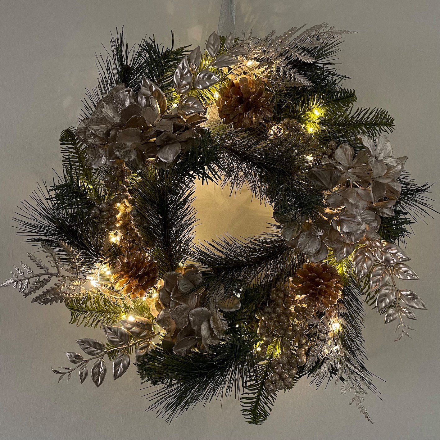 Kunstkranz Türkranz Adventskranz mit LED Lichterkette & Timer CHAMPAGNER Weidengeflecht Tannenzweige Zapfen verschiedene Blätter, Online-Fuchs, 45 - 50 cm im Durchmesser, 6-Stunden-Timer