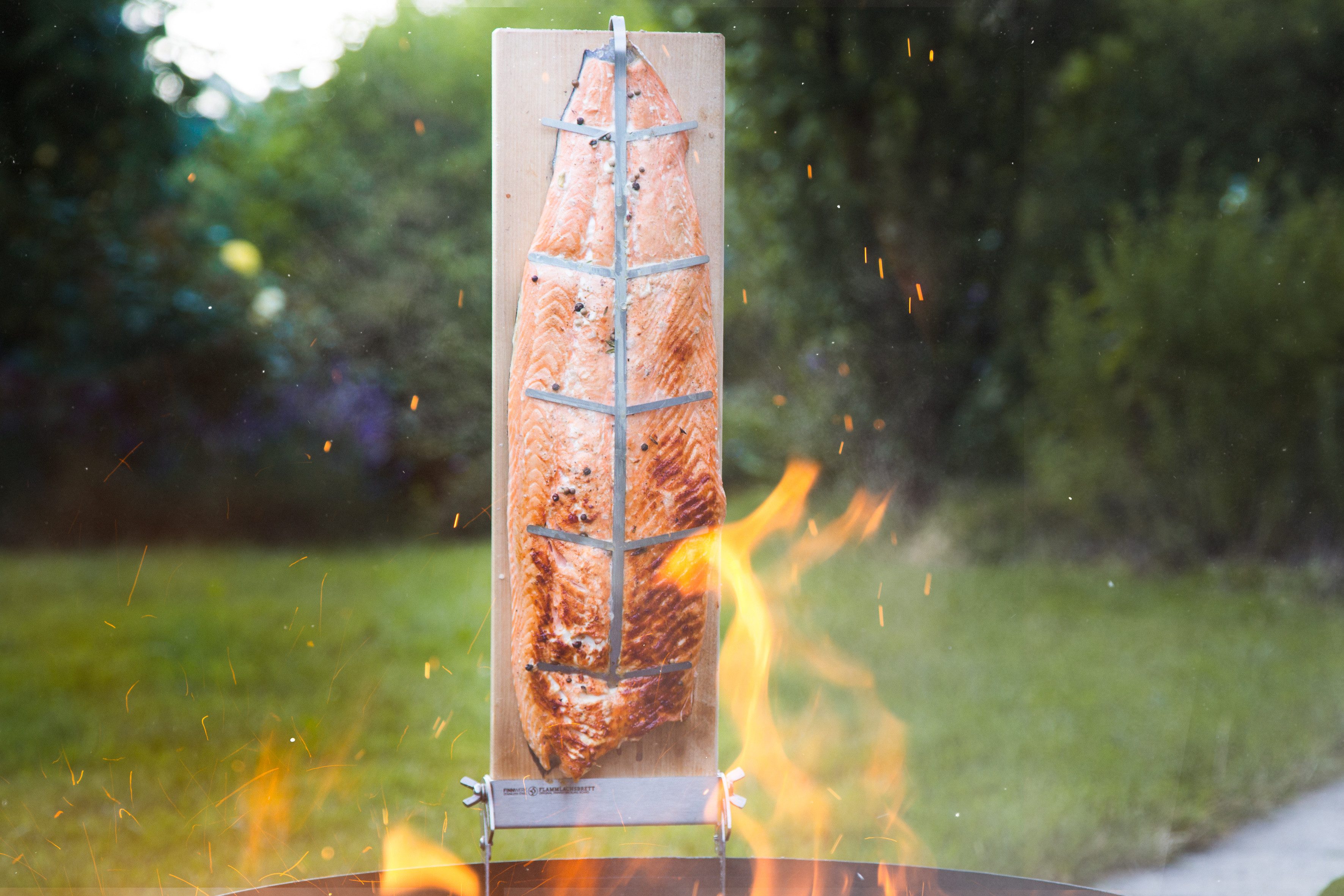 FINNWERK Grillguthalter Flammlachsbretter Doppelset, Holz, Unbehandelte Naturholz – Bild 3 von 3