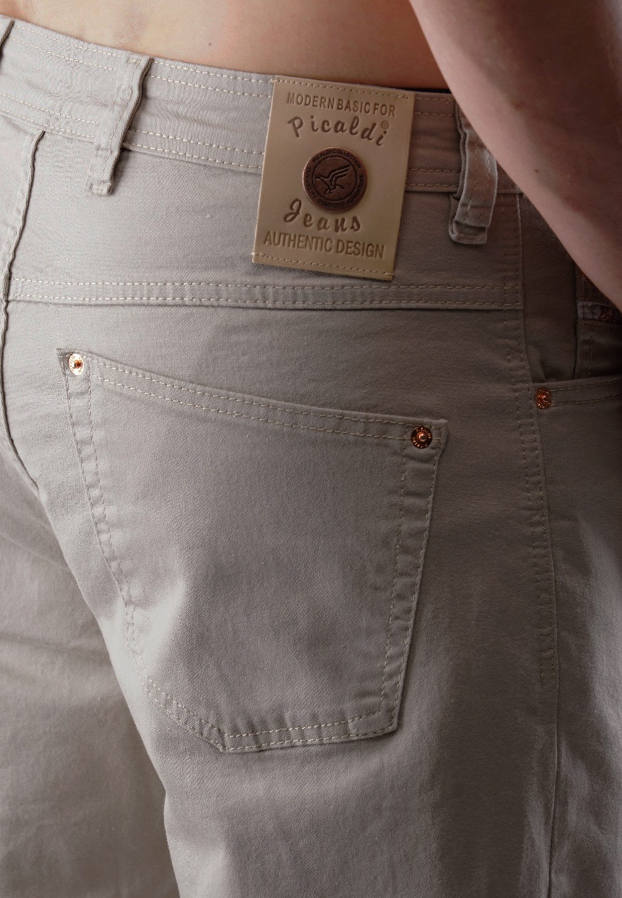PICALDI Jeans 5-Pocket-Hose Stoffhose Zicco 472 Gabardine Glow Carrot Fit Beige Ecru (1-tlg) Sommerlicher Gabardine-Stoff