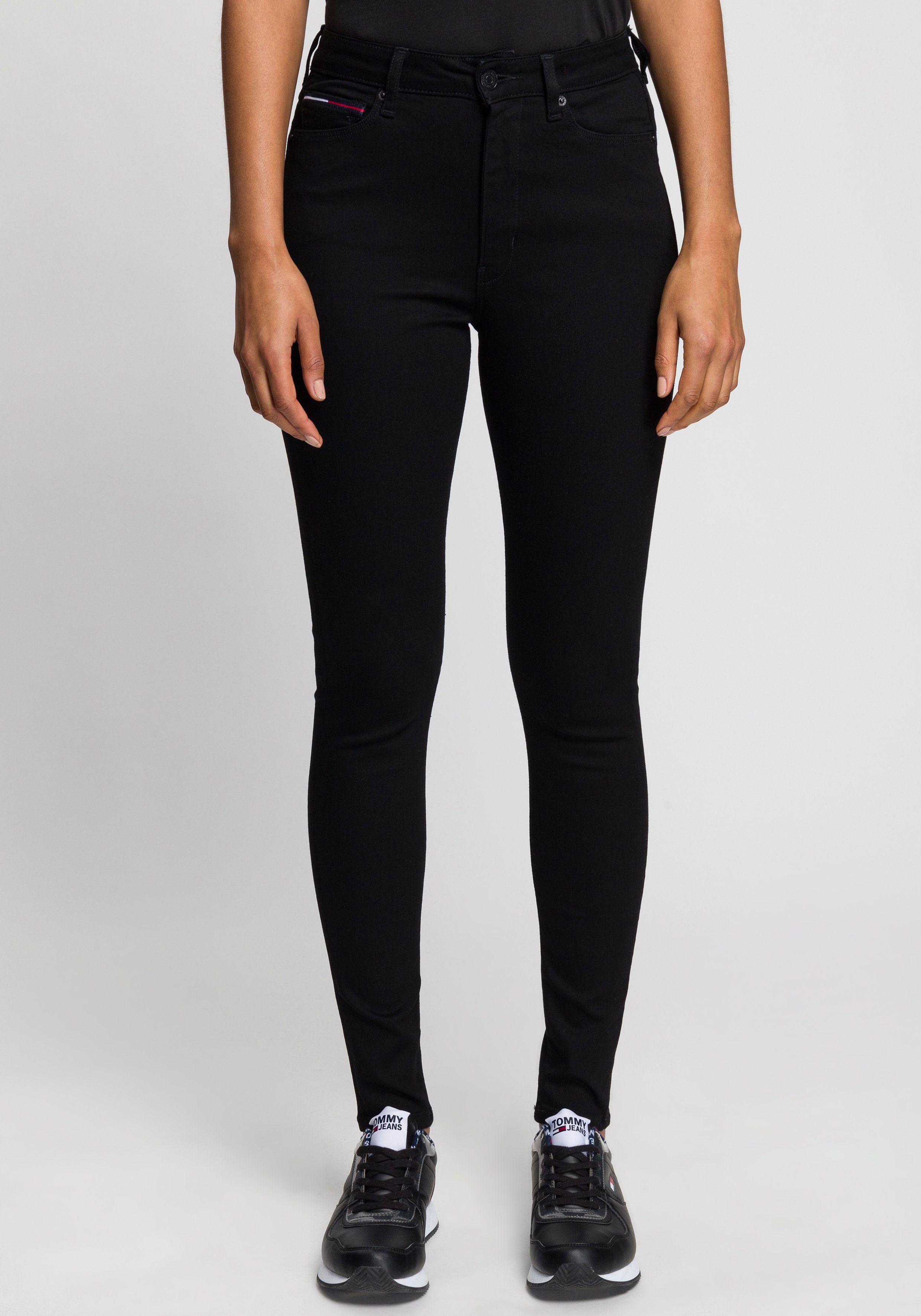 SYLVIA Jeans Skinny-fit-Jeans einen Materialien SKNY Black Tommy Sitz. für SUPER und HR Hochwertige perfekten Staten bequemen