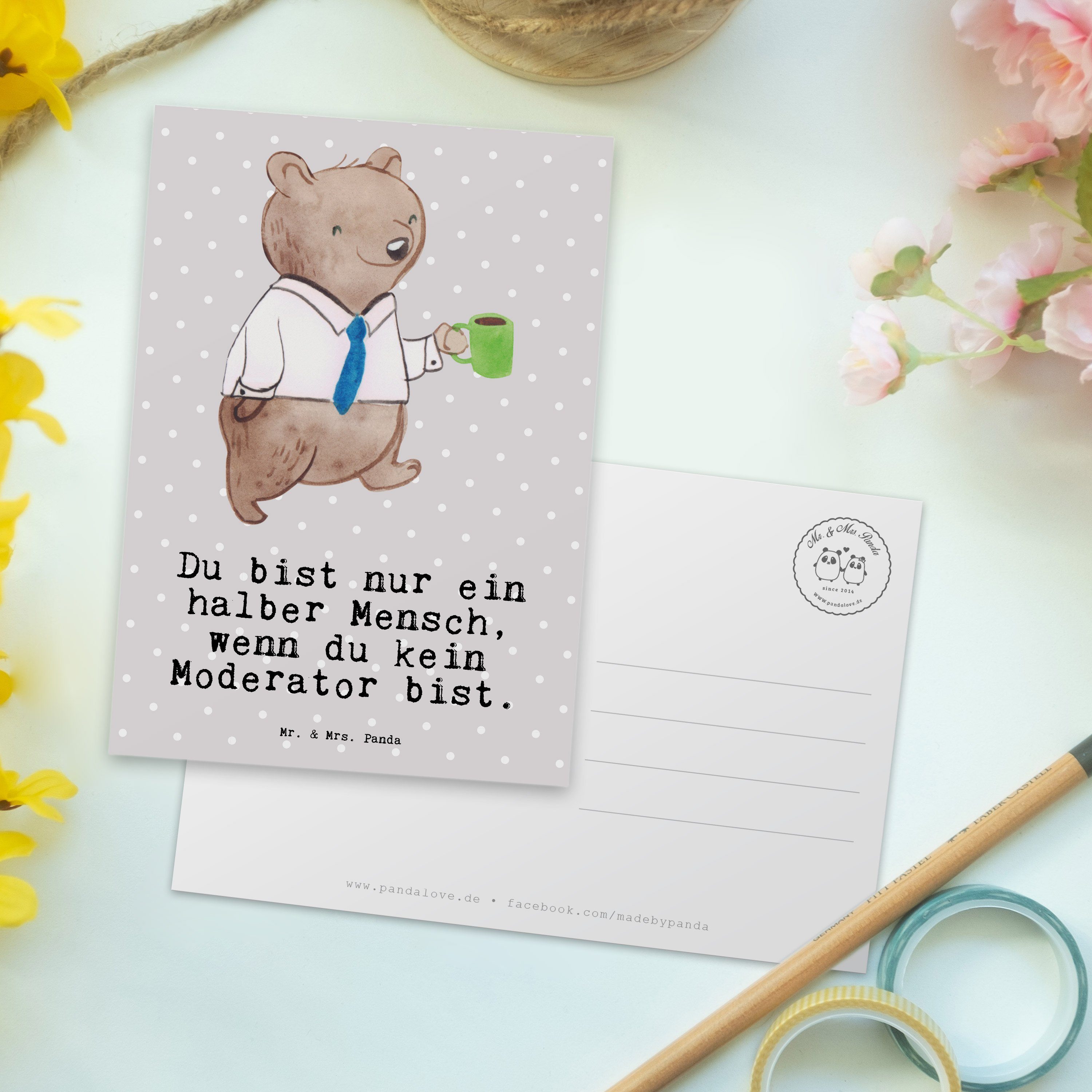 Mr. & Mrs. Panda Postkarte Moderator mit Herz - Grau Pastell - Geschenk, Abschied, Karte, Einlad