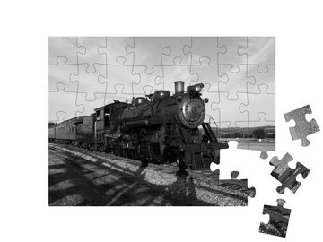 puzzleYOU Puzzle Dampfzug fährt über Gleise, Schwarz-Weiß, 48 Puzzleteile, puzzleYOU-Kollektionen Lokomotive