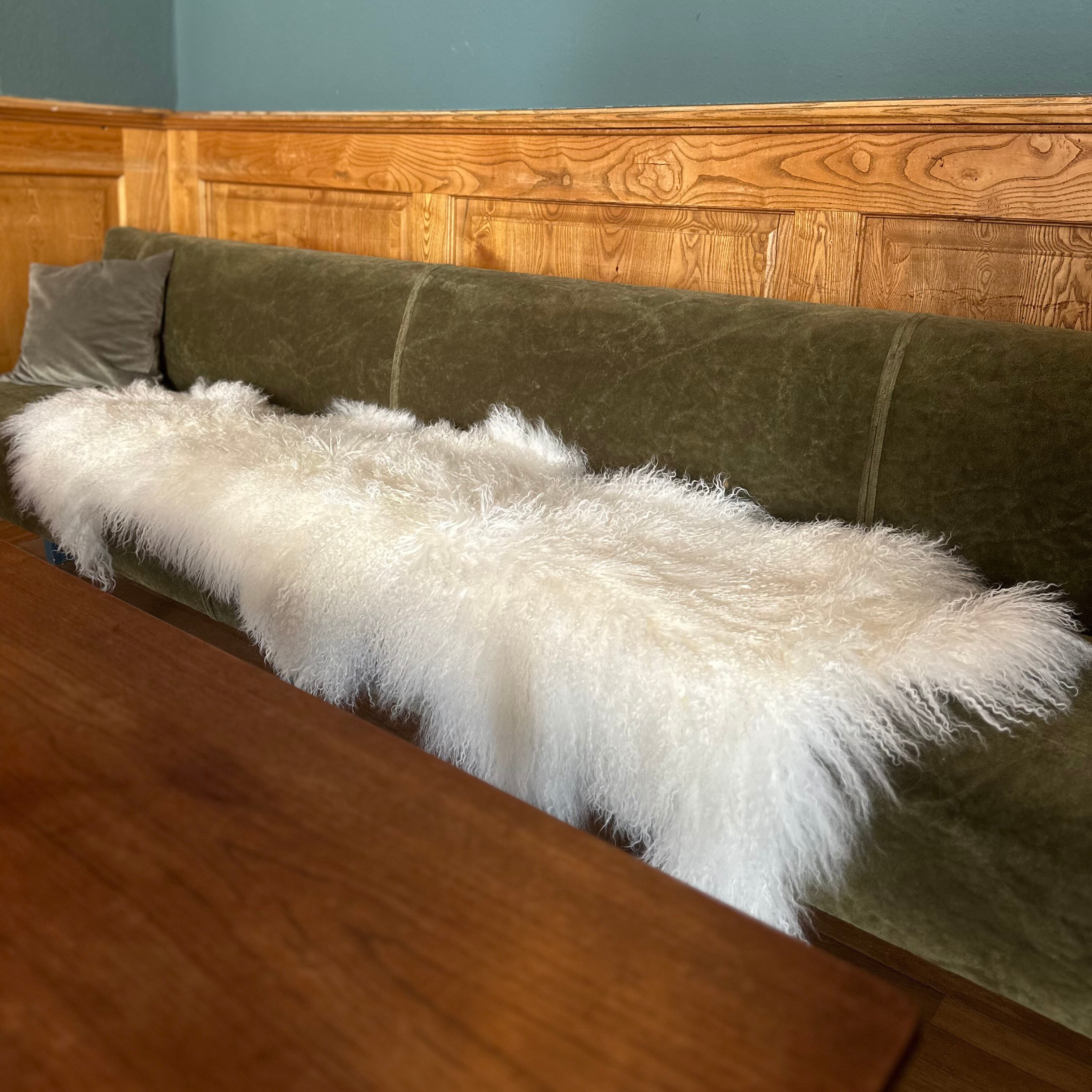LIRA Deko Fellteppich Lammfell XXL Echtfell Läufer - mongolischer Teppich Bankauflage, fellförmig, 180 cm, extra lang, weich & langlebig, waschbar