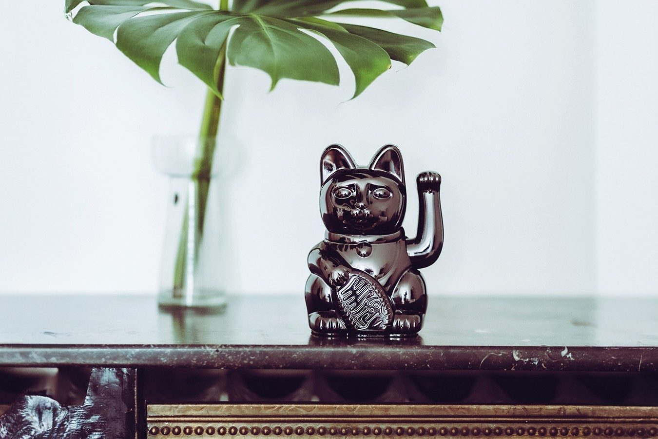 daslagerhaus living Winkekatze Winkekatze Lucky Cat Cosmic shiny schwarz