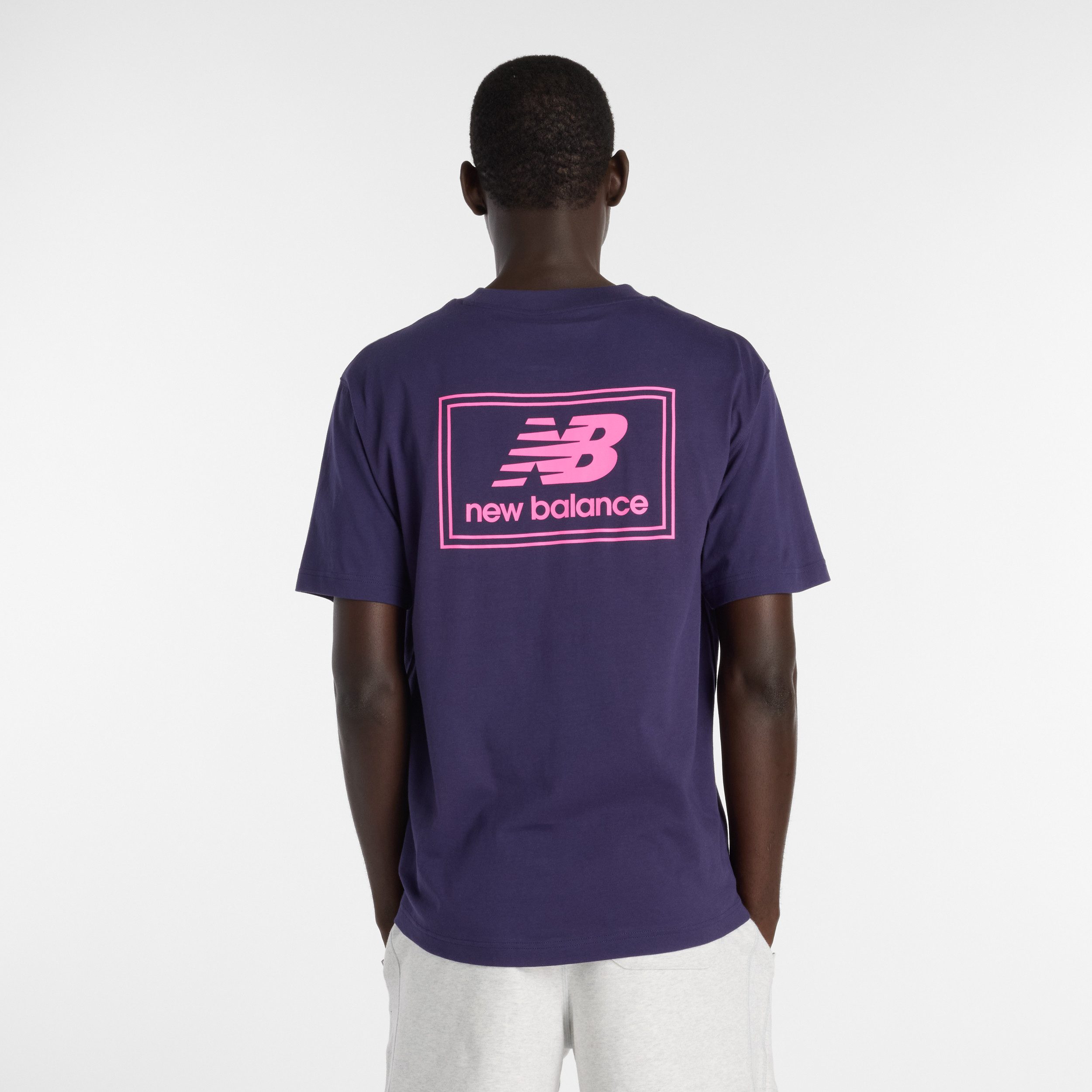 New Balance T-Shirt WOVEN LABEL T-SHIRT aus Baumwolle, auch in großen Größen