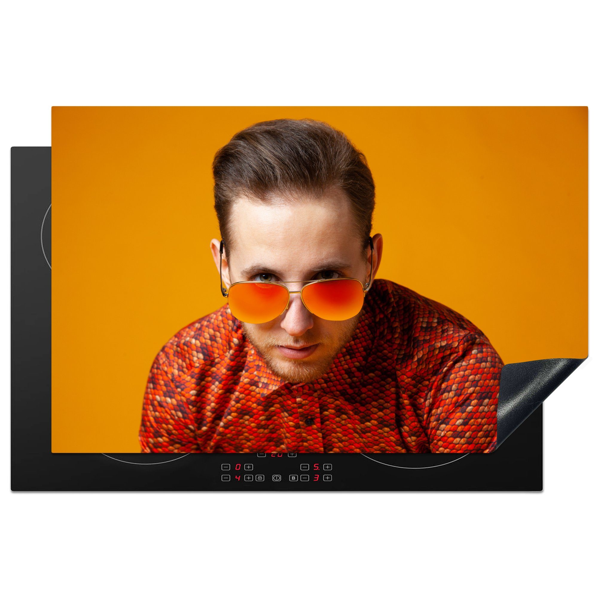 MuchoWow Herdblende-/Abdeckplatte Bild eines Mannes mit orangefarbener Sonnenbrille, Vinyl, (1 tlg), 81x52 cm, Induktionskochfeld Schutz für die küche, Ceranfeldabdeckung