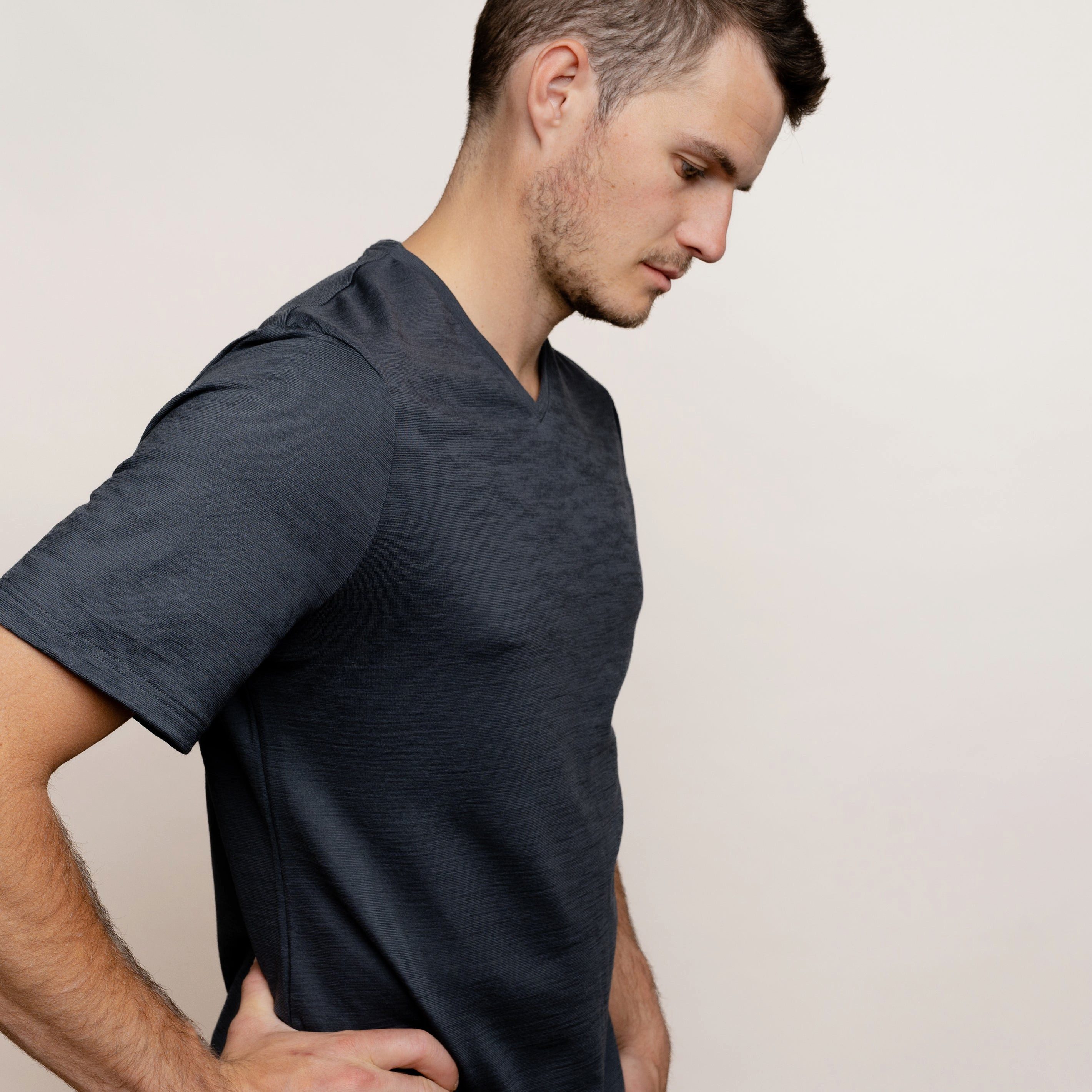 Tom Fyfe T-Shirt TOM FYFE Merino T-Shirt V-Ausschnitt Herren Anthrazit / M