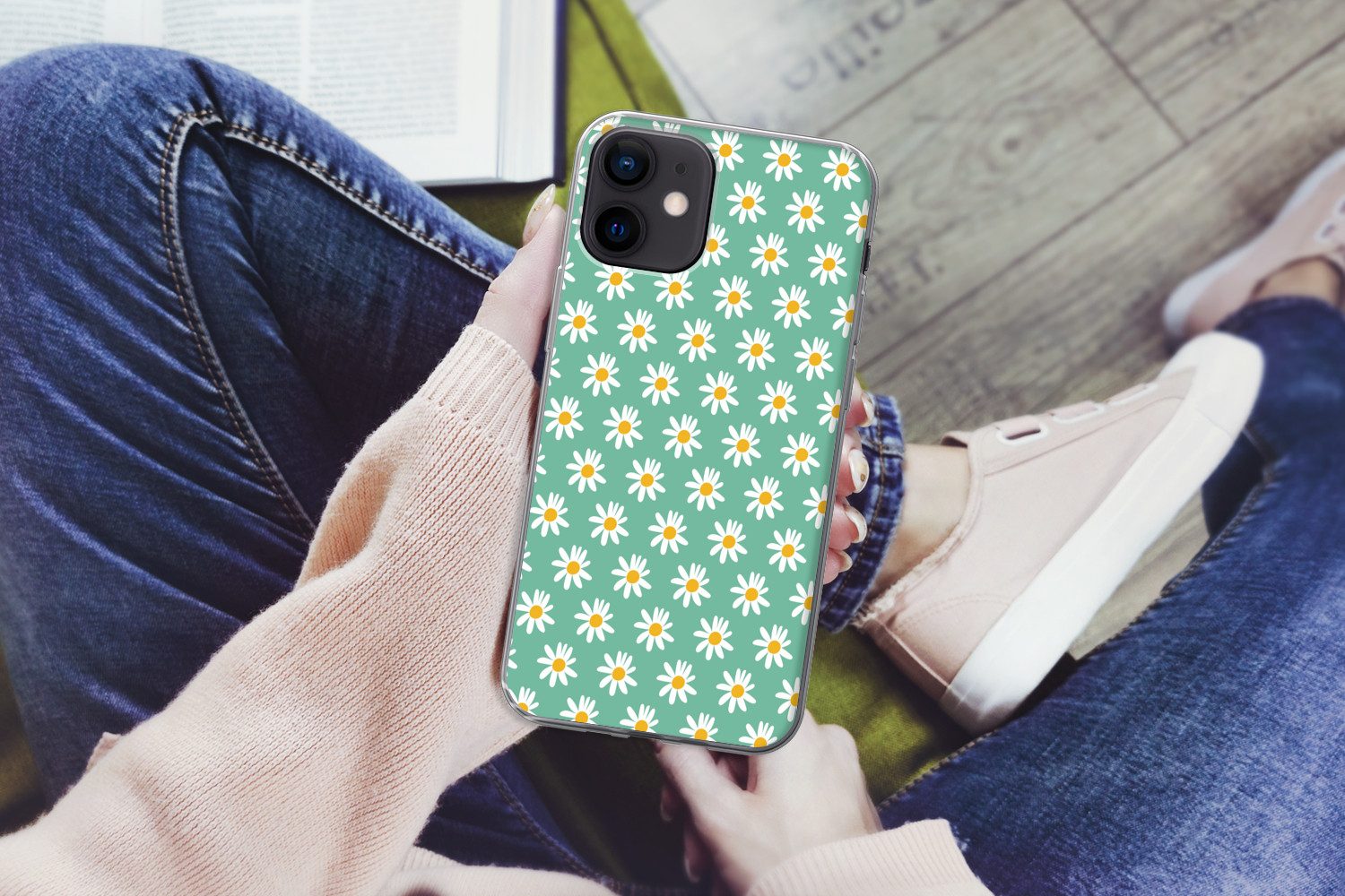 MuchoWow Handyhülle für Apple iPhone 12 Gänseblümchen - Muster - Grün - Blumen, Smartphone-Bumper, Print, Handy Schutzhülle Dünn