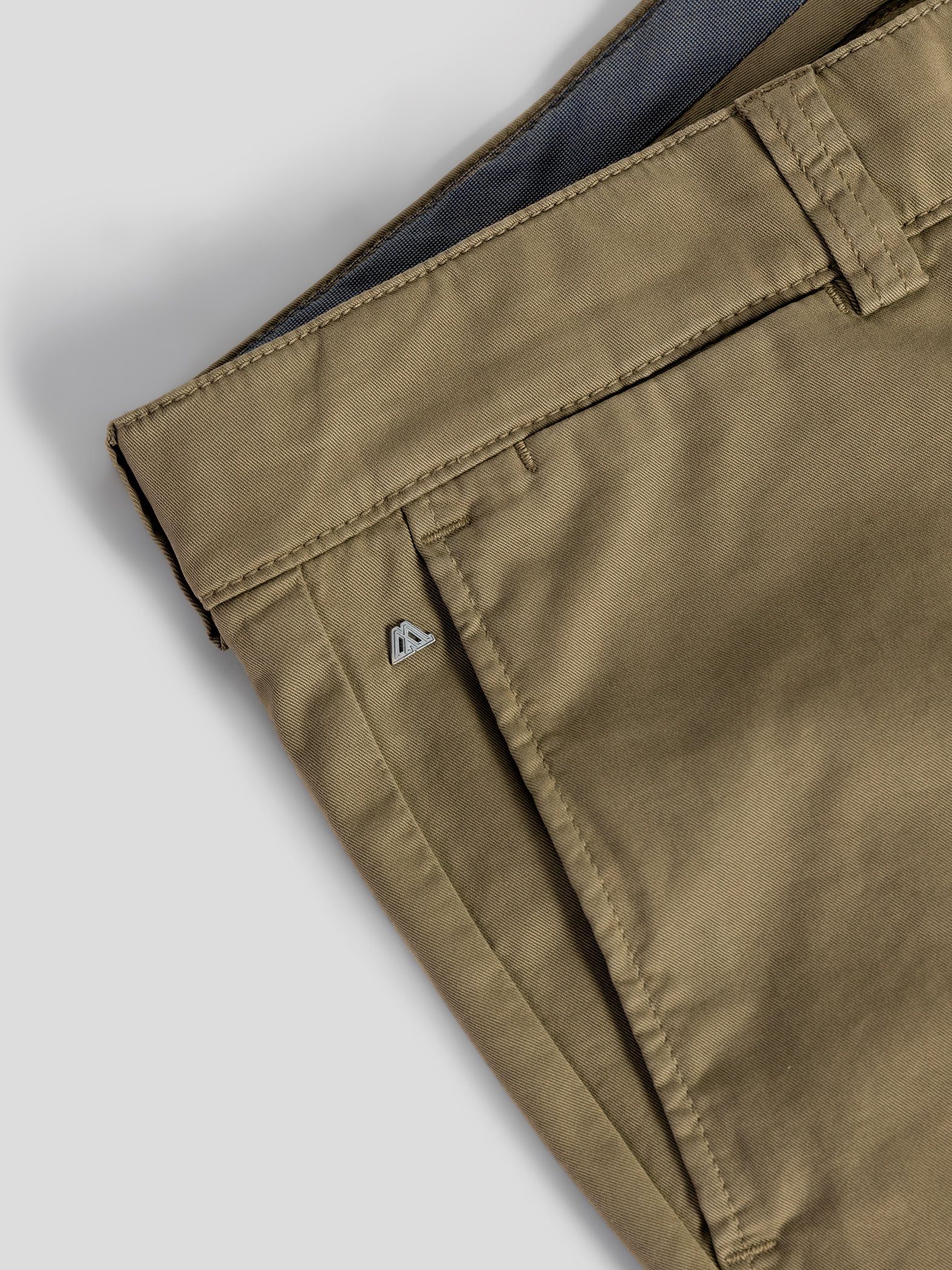 Farbauswahl, Shorts Beige TwoMates Bund, elastischem GOTS-zertifiziert mit Shorts