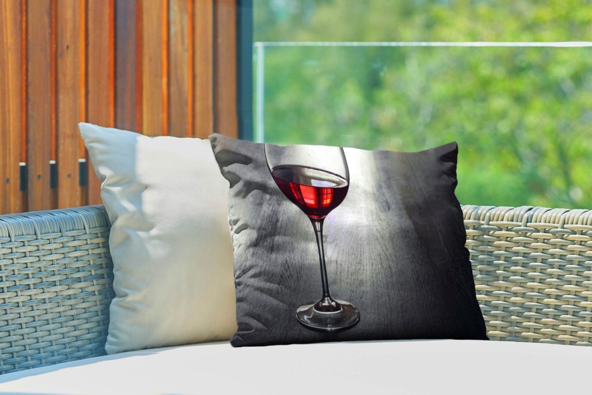 Outdoor-Dekorationskissen, Glas Holzteller, auf einem Polyester, Dekokissenbezug, Kissenhülle MuchoWow Rotwein Dekokissen