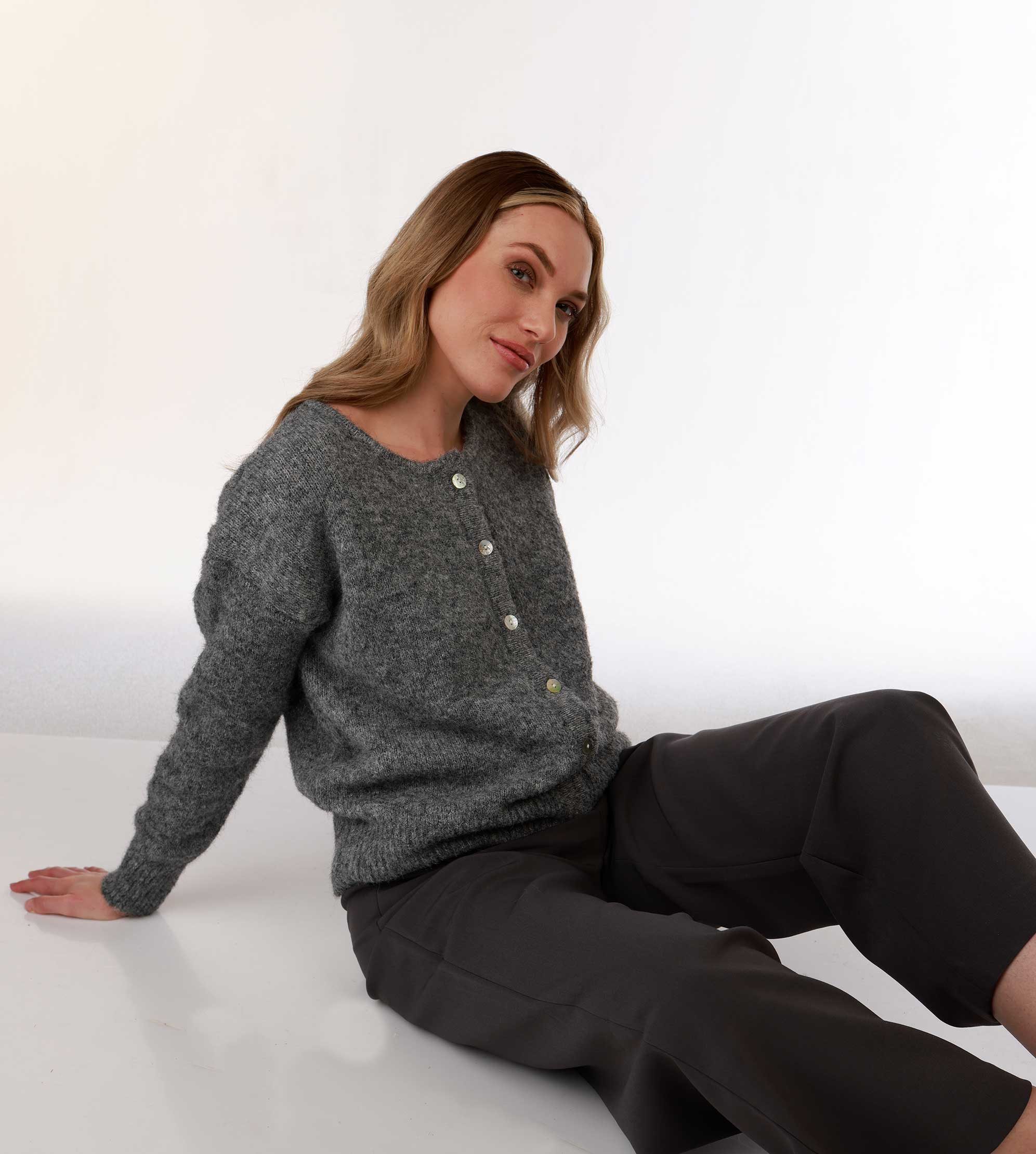 von Herzen Strickjacke Grauer Cardigan mit Perlmuttknöpfen – Rundhals – Onesize (36-40)