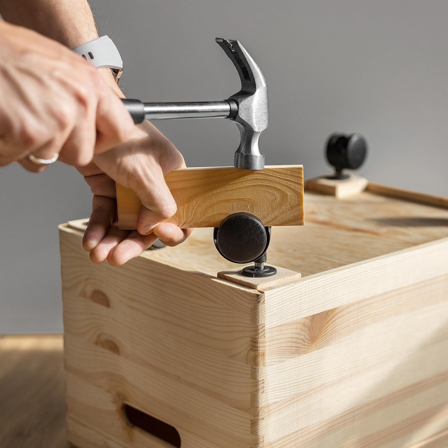 Creative Deco Holzkiste mit Deckel und Rollen Natur