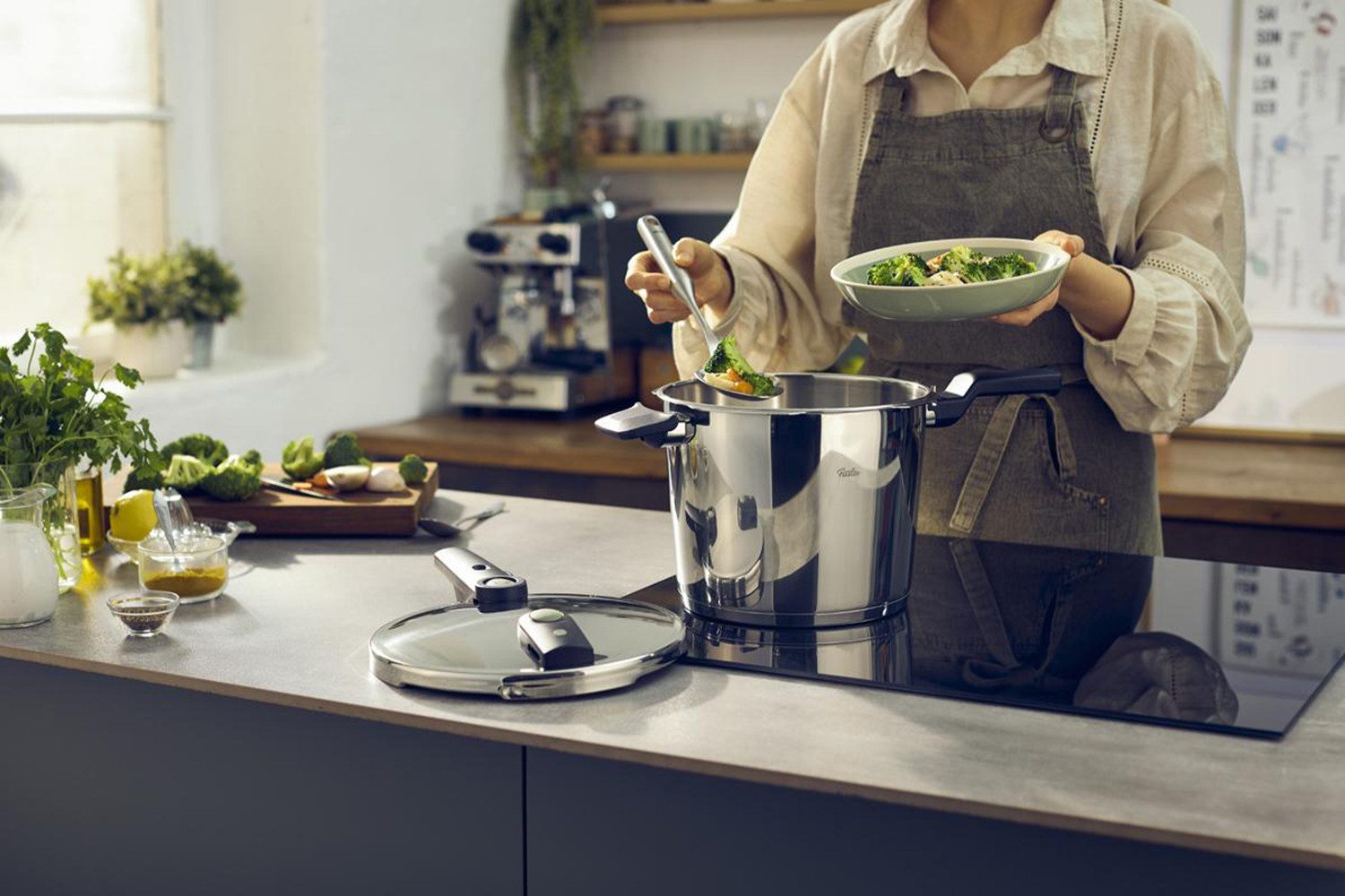 Fissler Schnellkochtopf Vitaquick®Elemental Dampfkochtopf Premium Drucktopf, Edelstahl 18/10 (1-tlg), Schnellkochtopf mit 2 Garstufen und Superthermic Boden