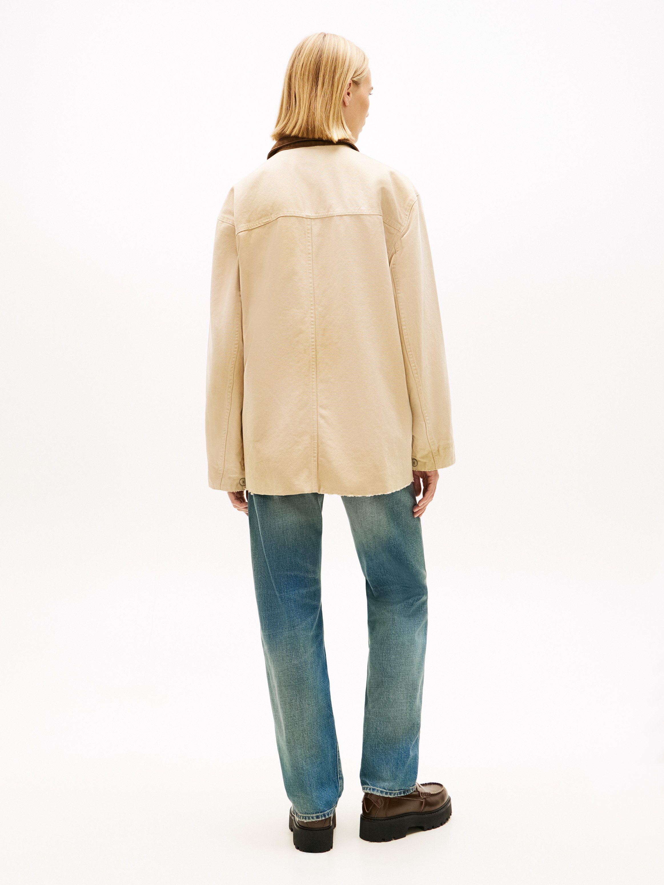 Tommy Jeans Langjacke TJW OVS DISTRESSED CHORE JACKET mit farblich abgesetztem Umlegekragen, Oversized Fit – Bild 5 von 5