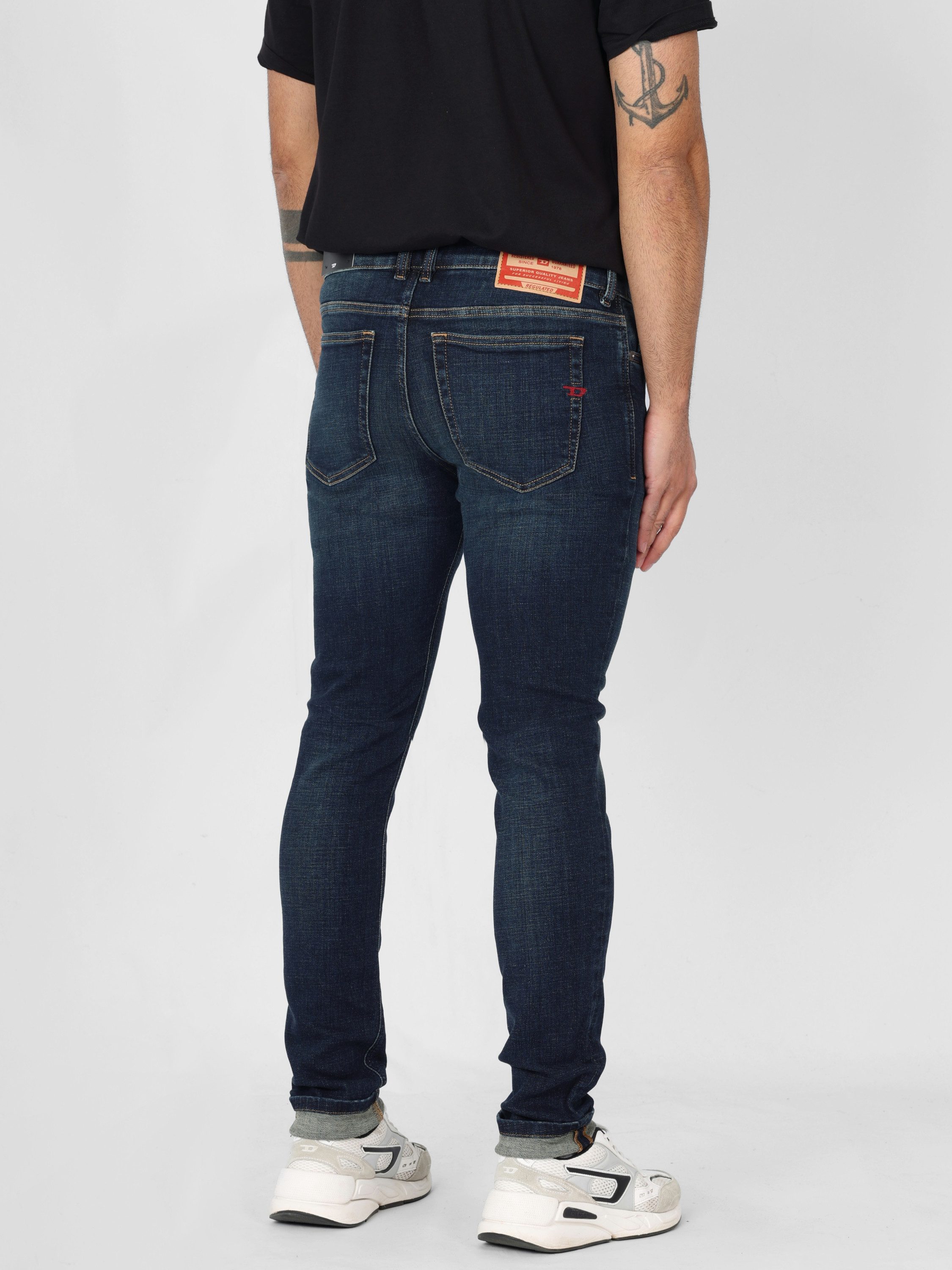Diesel Skinny-fit-Jeans Leichtgewicht Denim - 1979 SLEENKER R niedrige Leibhöhe, hoher Stretch