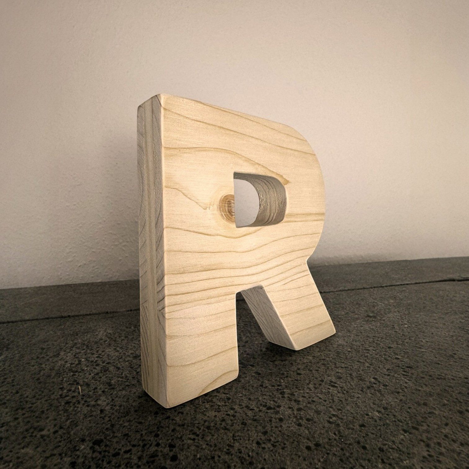 Zayno Deko-Buchstaben Holzbuchstabe "R" aus massivem Fichtenholz (Packung, 1 St., Fördert das Kennenlernen des Alphabetes), in liebevoller Handarbeit aus hochwertigem Fichtenholz gefertigt.