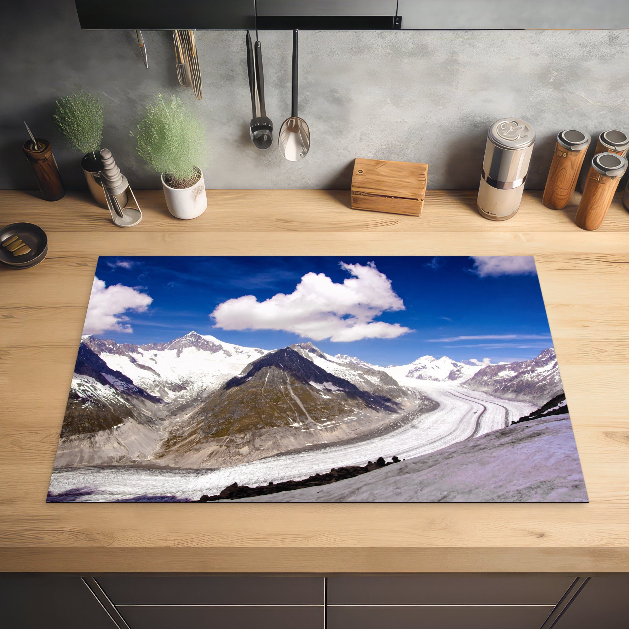 schneebedeckte Ceranfeldabdeckung sich Wolken (1 küche, MuchoWow Schutz im, Induktionskochfeld 81x52 tlg), mit für bildenden Herdblende-/Abdeckplatte die Aletschgletscher Der Vinyl, cm,