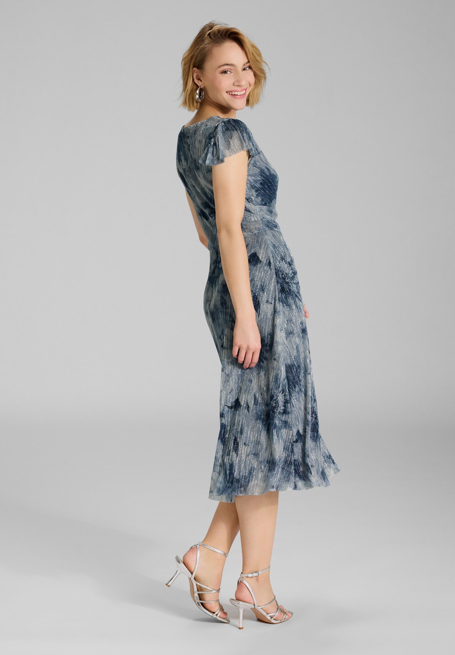 SWING Cocktailkleid Taillierter Schnitt mit fließendem günstig online kaufen