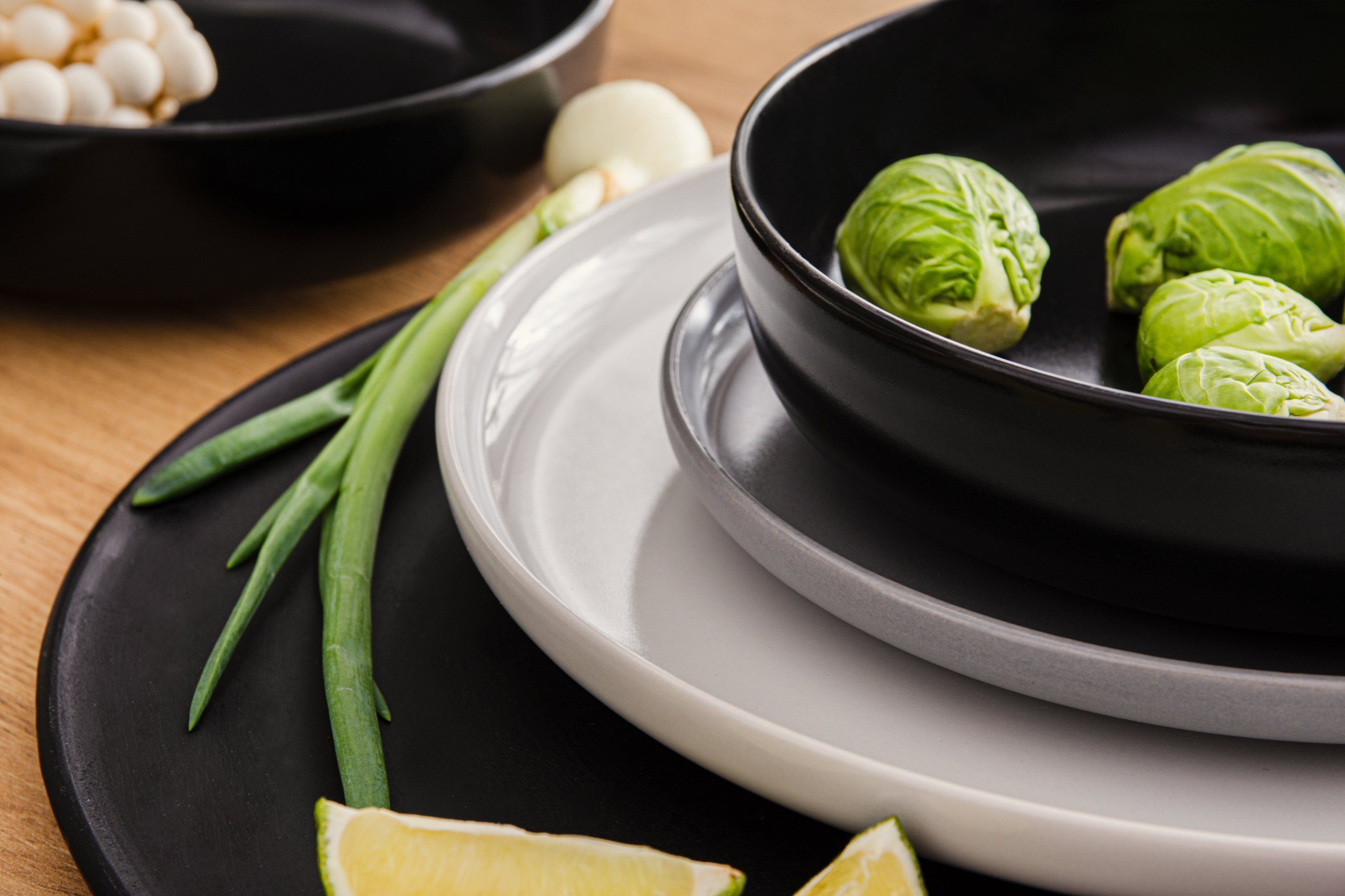 KONSIMO® Tafelservice VICTO Geschirrset hergestellt in der EU (18-tlg), 6 Personen, Steingut, dreifarbig, spülmaschinengeeignet, mikrowellengeeignet, matt