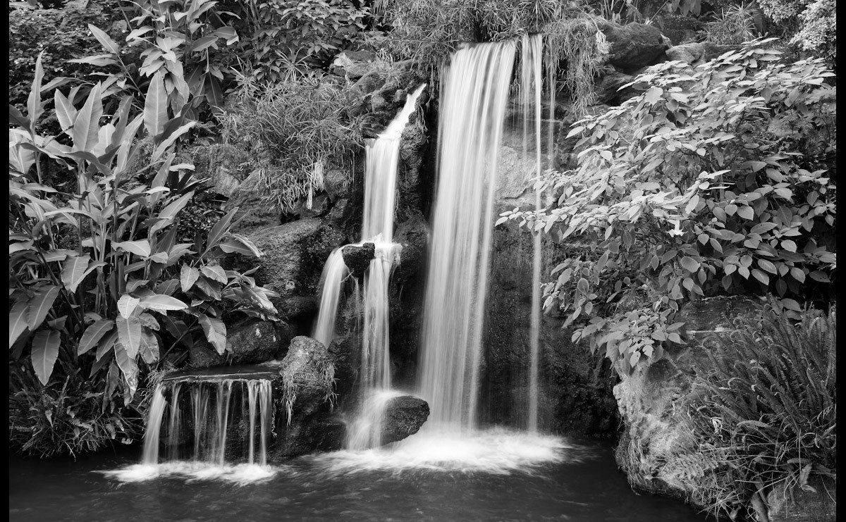Papermoon Fototapete Schwarzweiss-Wasserfall