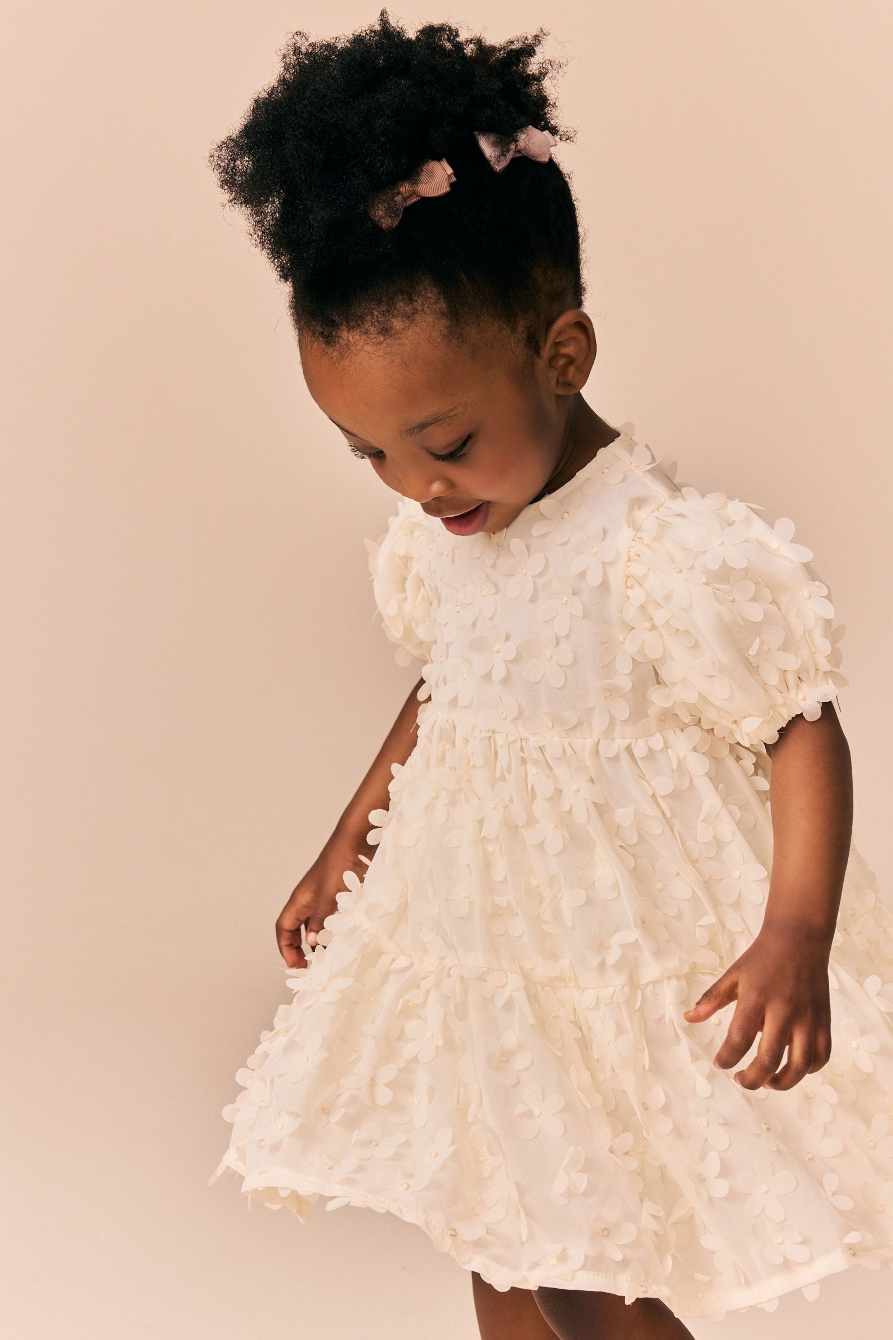 Next Tüllkleid Kurzärmeliges Kleid mit 3D-Blumendetails (1-tlg)