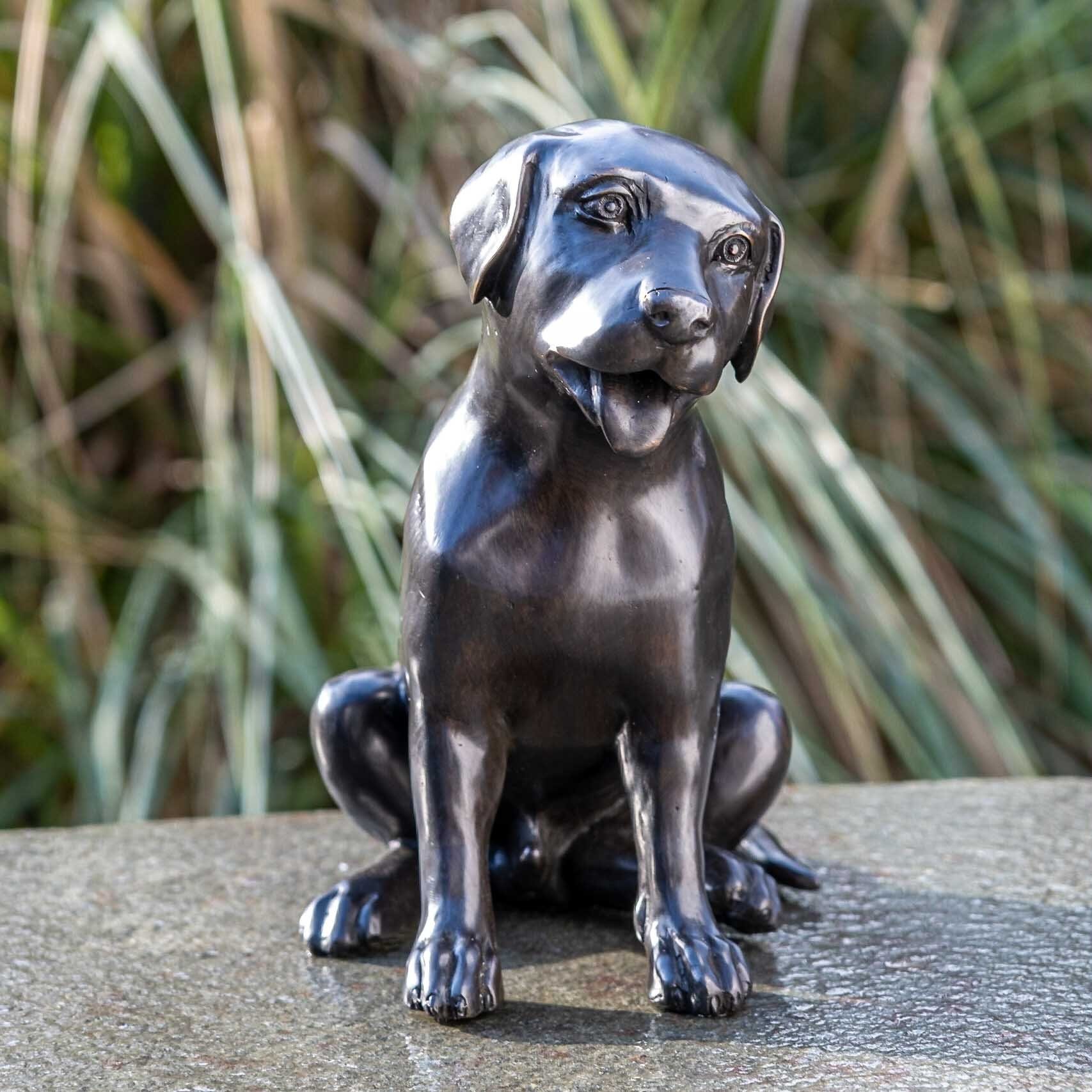 IDYL Gartenfigur IDYL Bronze-Skulptur Hund Labrador, Bronze – sehr robust – Langlebig – witterungsbeständig gegen Frost, Regen und UV-Strahlung. Die Modelle werden in Wachsausschmelzverfahren in Bronze gegossen und von Hand patiniert.