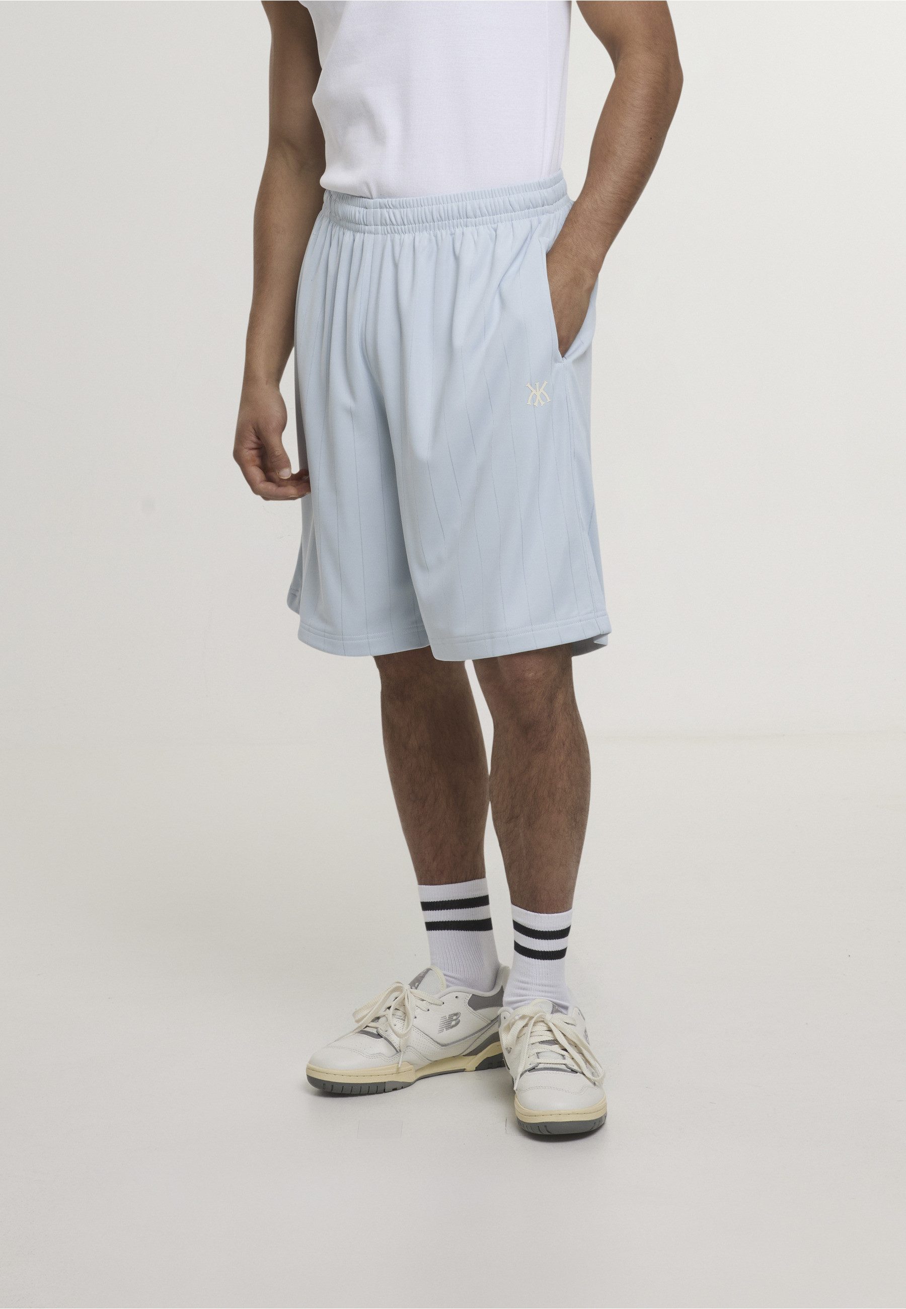 Karl Kani Sweatshorts Karl Kani KK Insignia Shadow Pinstripe Soccer Shorts (1-tlg)