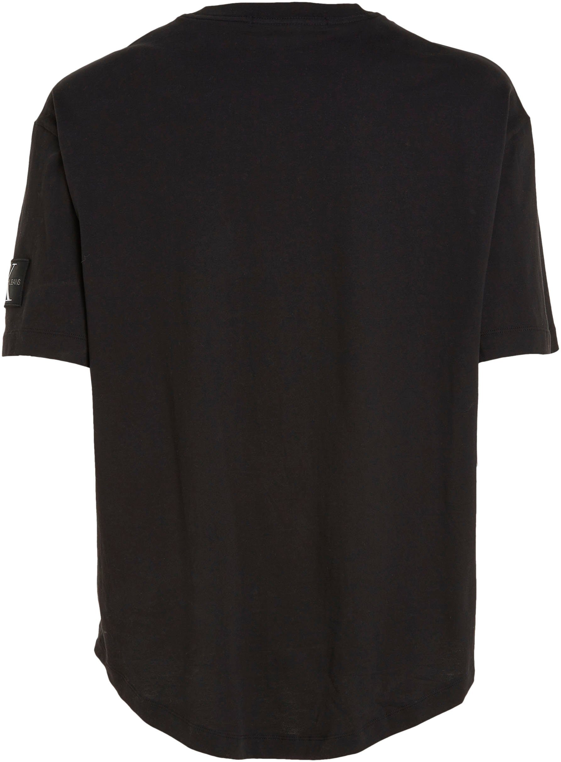 Black TEE MONOLOGO dem T-Shirt Ck Klein BADGE auf Calvin Ärmel OVERSIZED Logo-Badge Jeans mit Calvin Klein