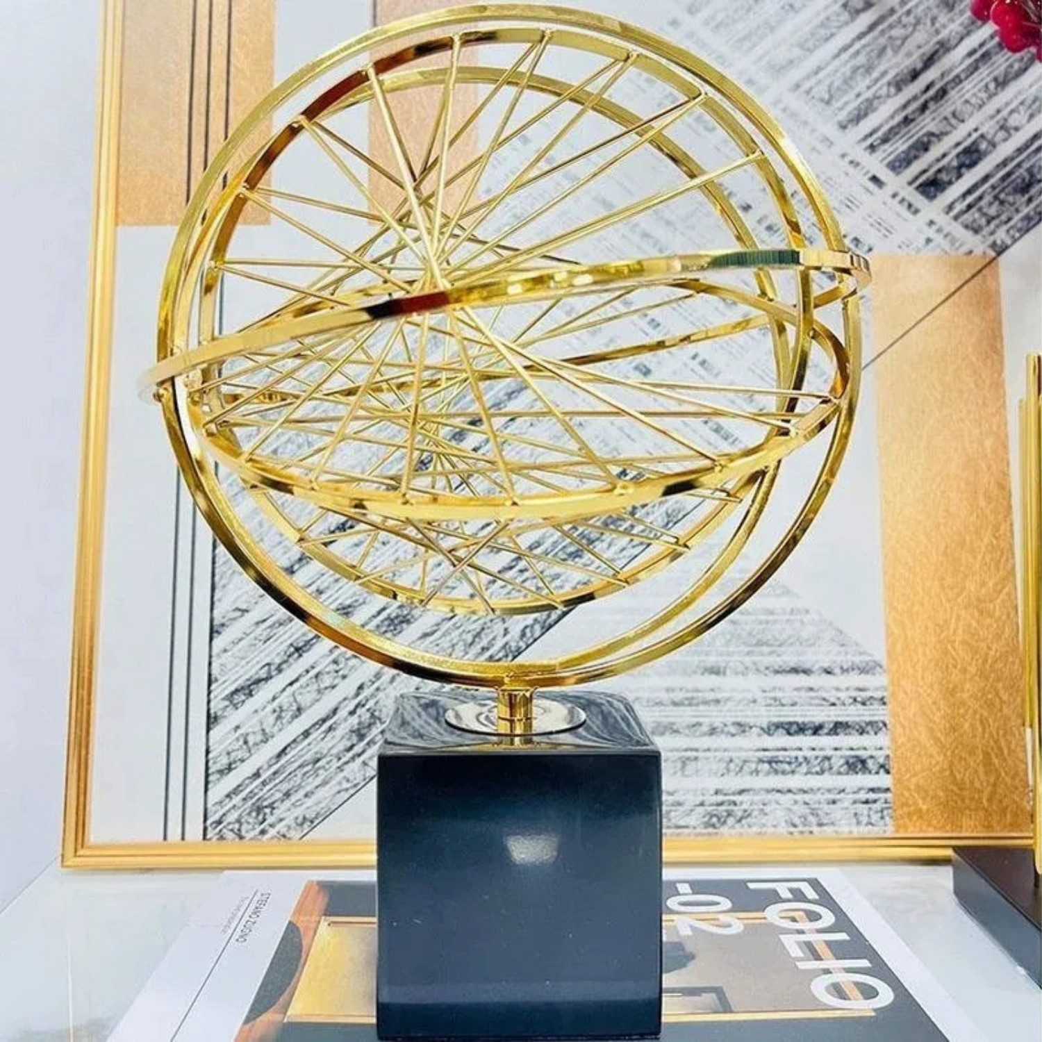 Quality Elegance Dekoobjekt Moderne Goldene Metall-Dekoskulptur mit Marmorfuß