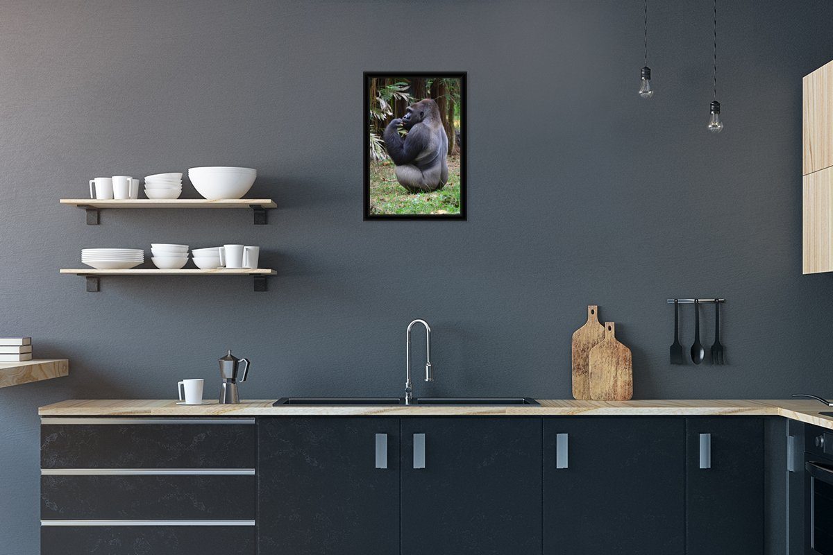 MuchoWow Poster Seitenansicht eines fütternden Gorillas, (1 St), Gerahmtes Poster, Wanddeko, Bilder, Wandposter, Schwarzem Bilderrahmen