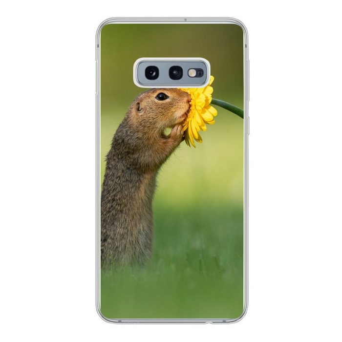 MuchoWow Handyhülle Eichhörnchen riecht an einer gelben Blume von Fotograf Dick van Duijn Phone Case Handyhülle Samsung Galaxy S10e Silikon Schutzhülle