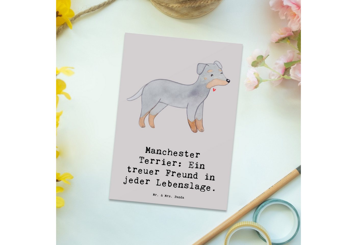 Thumbnail - Mr. & Mrs. Panda Postkarte Manchester Terrier Freundschaft - Grau Pastell - Geschenk, Hundeinspi