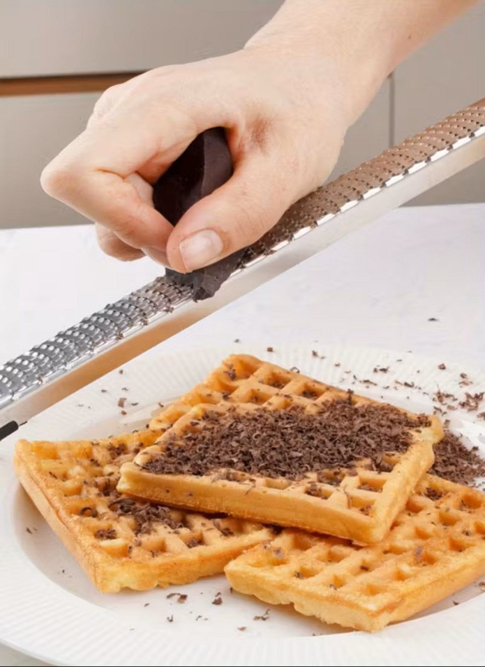ILOKEN Zitronenreibe Zestenreibe aus Edelstahl für Zitrusfrüchte oder Schokolade, Edelstahl, (Single, Einzelprodukt), Messerscharfe Klingen; feiner Abrieb; spülmaschinengeeignet