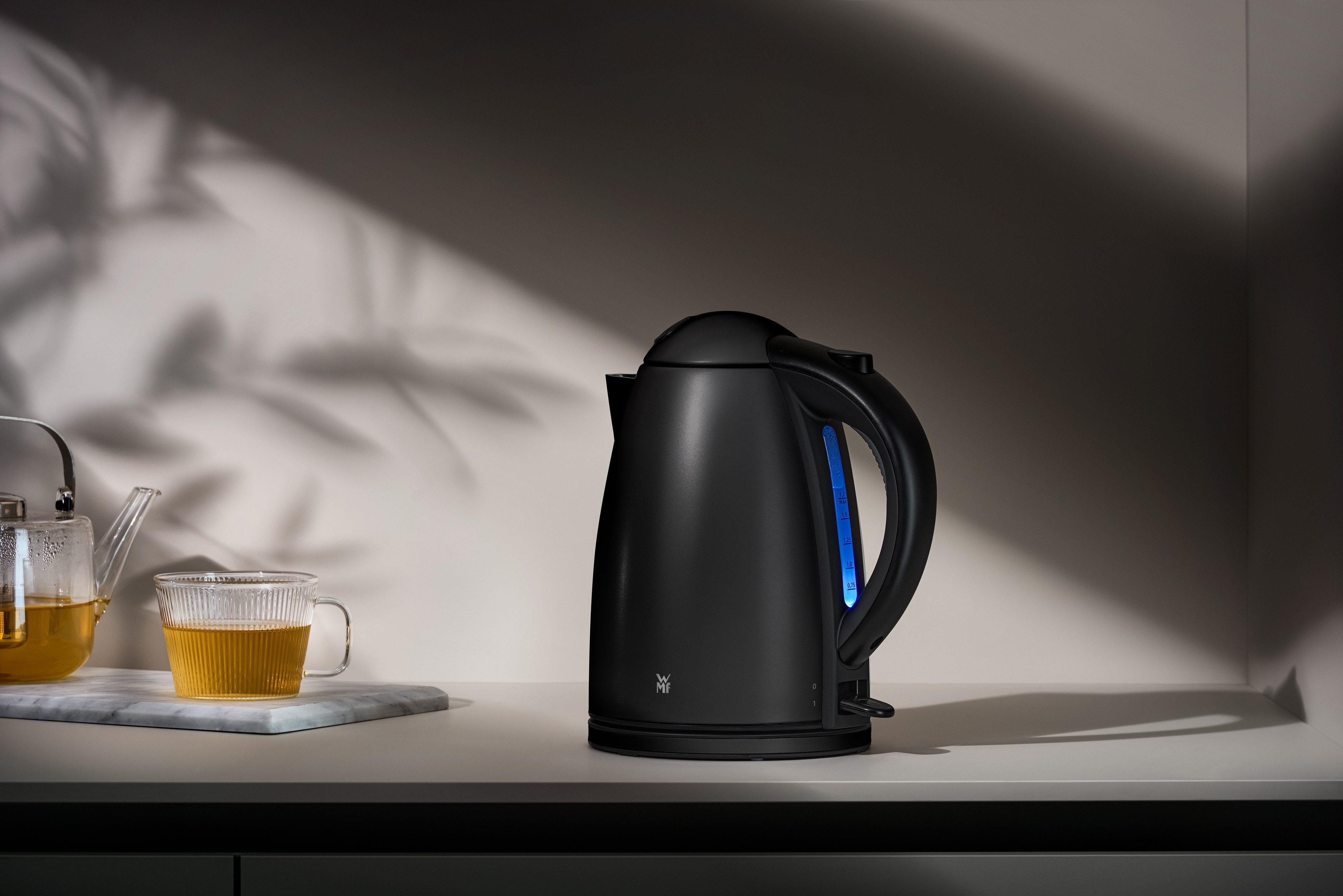 WMF Wasserkocher Stelio Deep Black, 1,7 l, 2400 W, Cromargan, beleuchtete Wasserstandsanzeige, 2400 Watt