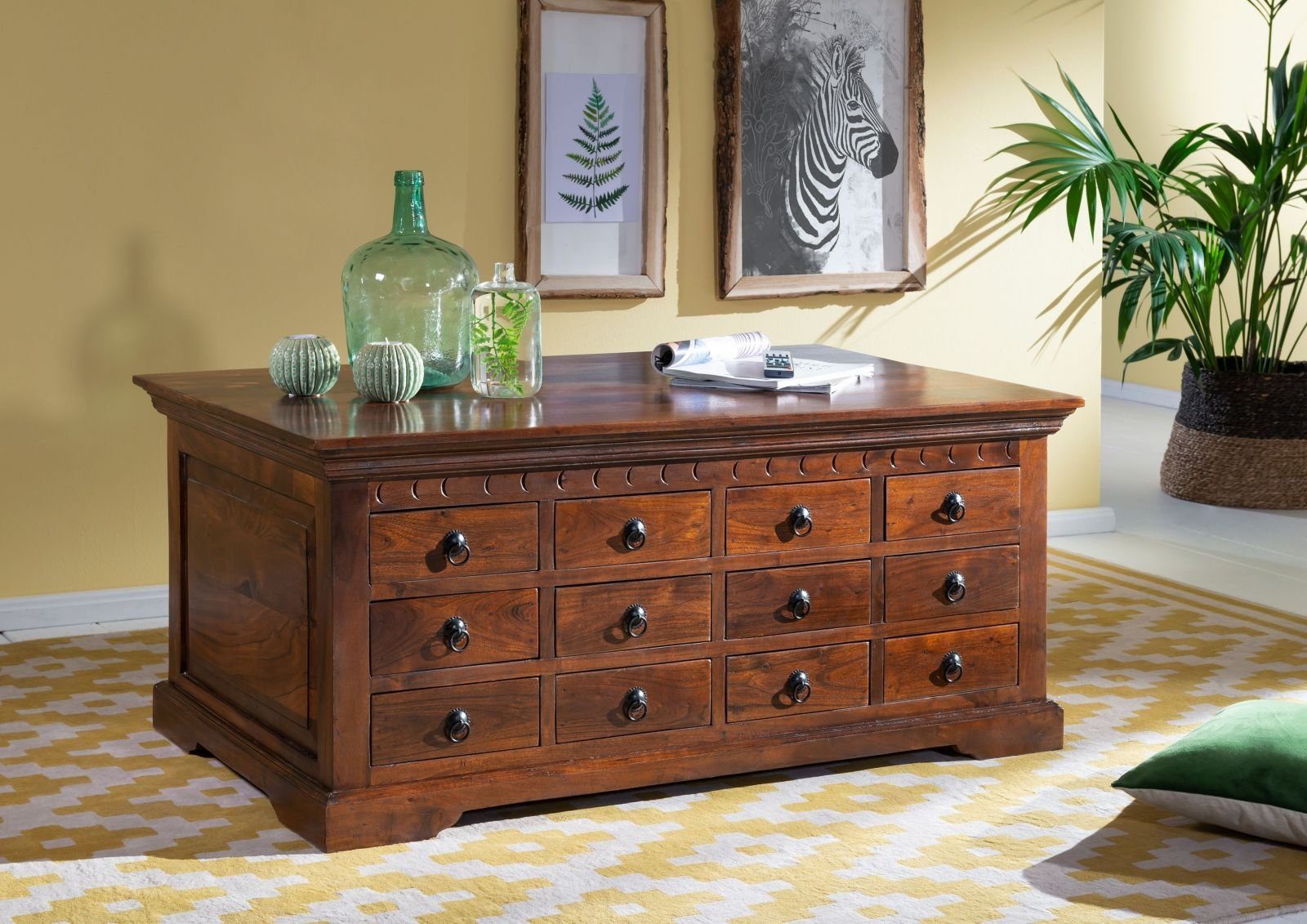 Massivmoebel24 Couchtisch OXFORD (120x70x54 Akazie montiert, Couchtisch aus massiven Akazienholz im Landhausstil), hochwertiges Edelholz;authentische Holzadern;aufwendige Schnitzereien und Verzierungen;